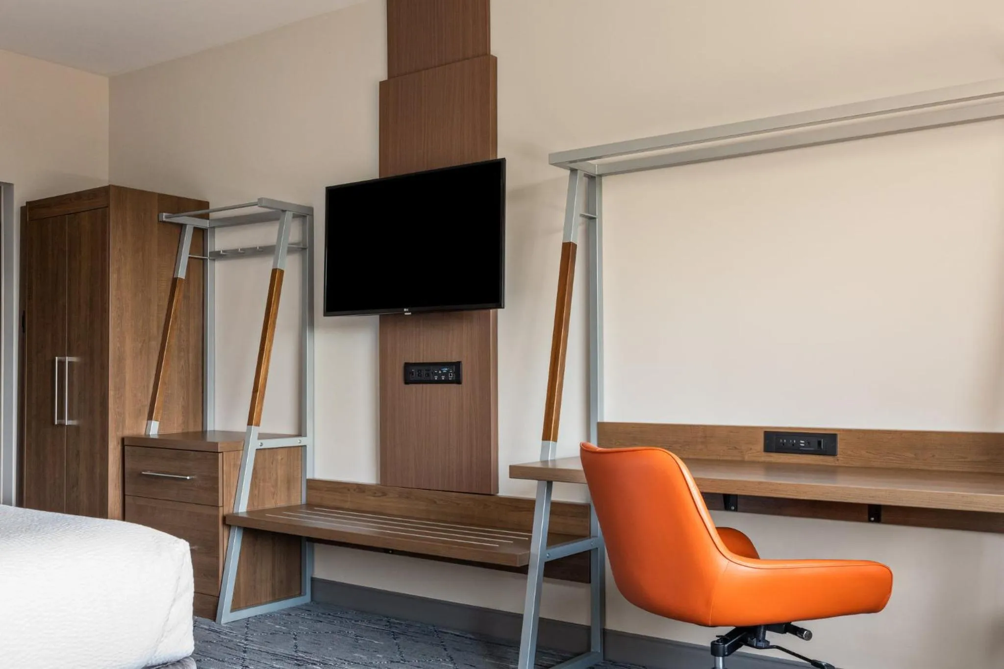 Photo of the whole room, Bed in Holiday Inn Express & Suites Victoria-Colwood by IHG