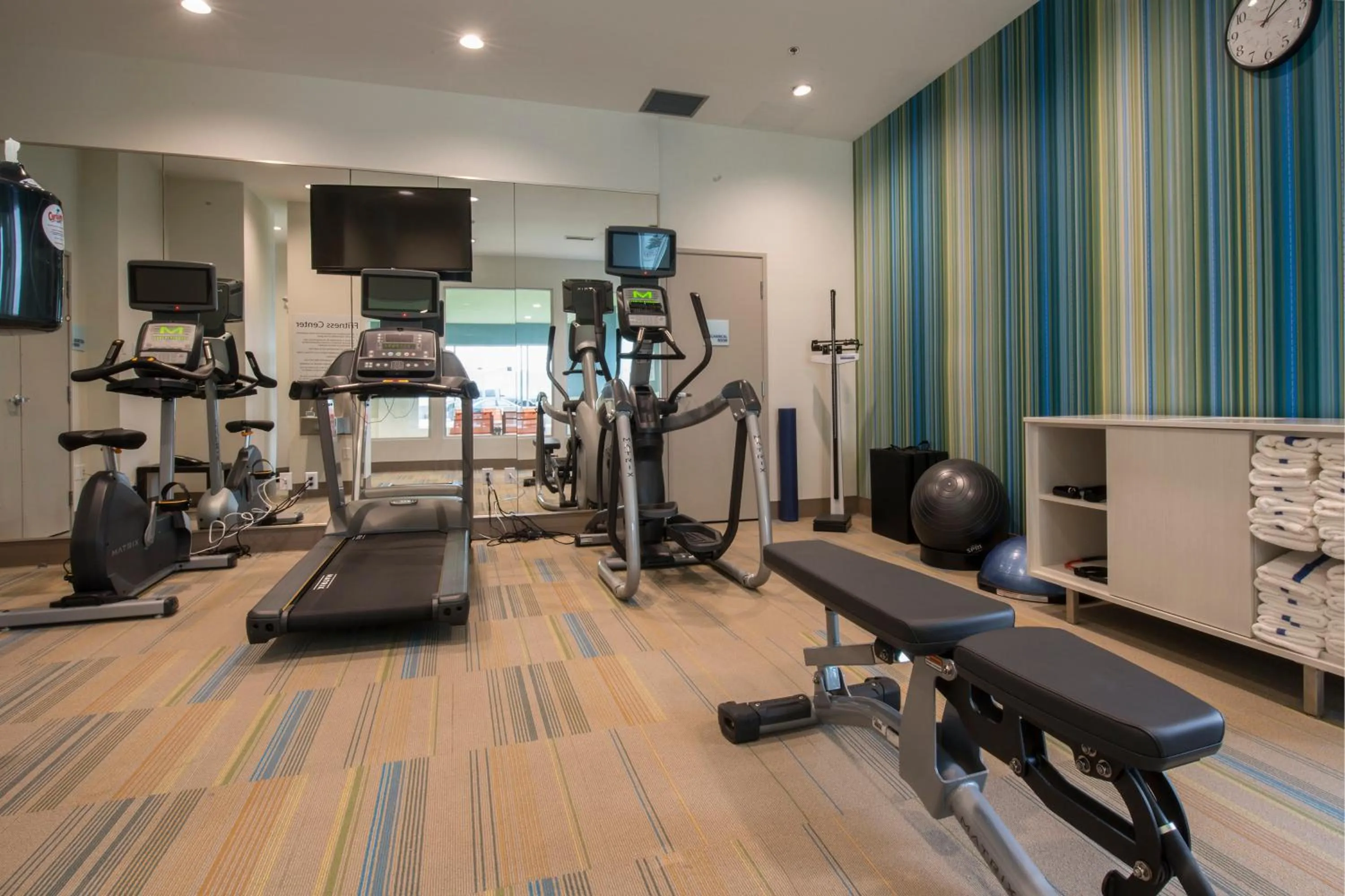 Fitness centre/facilities in Holiday Inn Express & Suites Victoria-Colwood by IHG