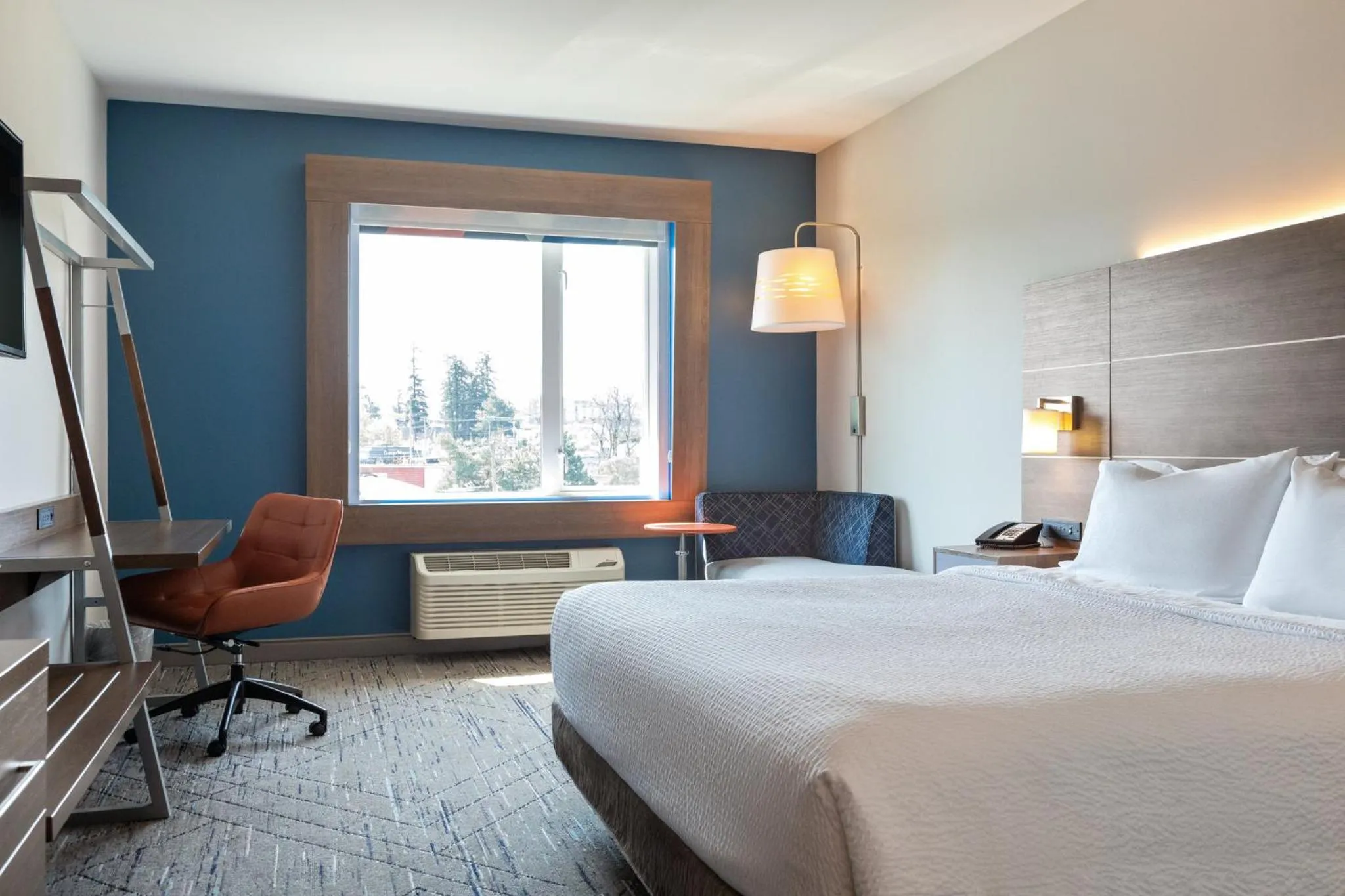 Photo of the whole room, Bed in Holiday Inn Express & Suites Victoria-Colwood by IHG