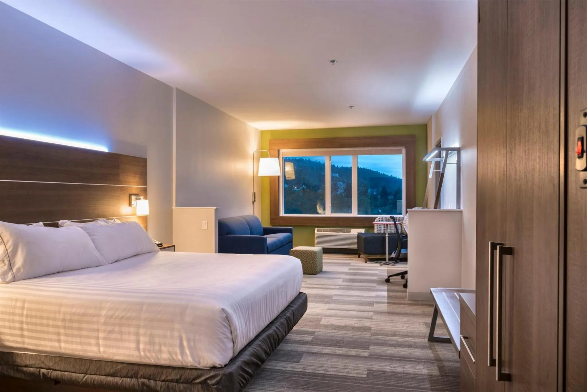 Bedroom, Bed in Holiday Inn Express & Suites Victoria-Colwood by IHG