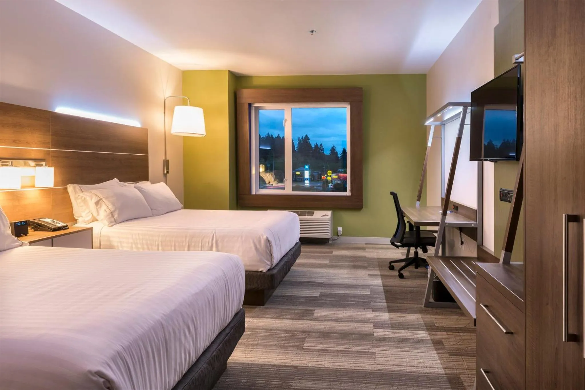 Photo of the whole room, Bed in Holiday Inn Express & Suites Victoria-Colwood by IHG