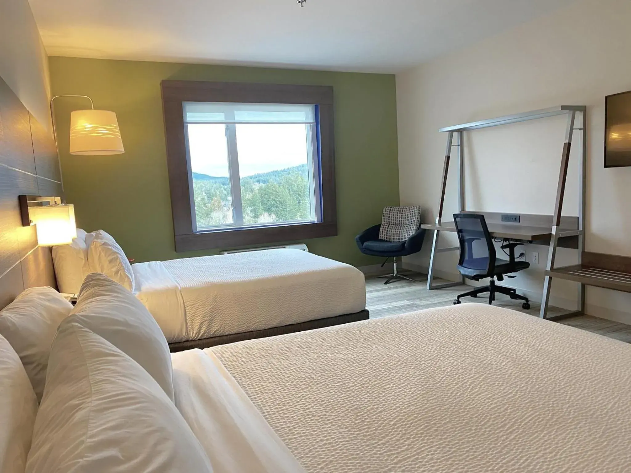 Deluxe Queen Room with Two Queen Beds in Holiday Inn Express & Suites Victoria-Colwood by IHG Deluxe Queen Room with Two Queen Beds in Holiday Inn Express & Suites Victoria-Colwood by IHG