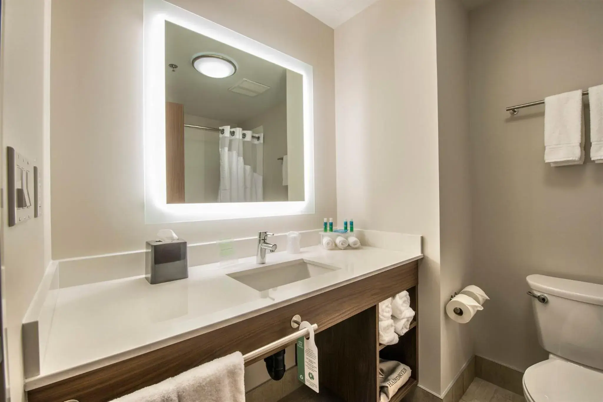 Standard Room in Holiday Inn Express & Suites Victoria-Colwood by IHG Standard Room in Holiday Inn Express & Suites Victoria-Colwood by IHG