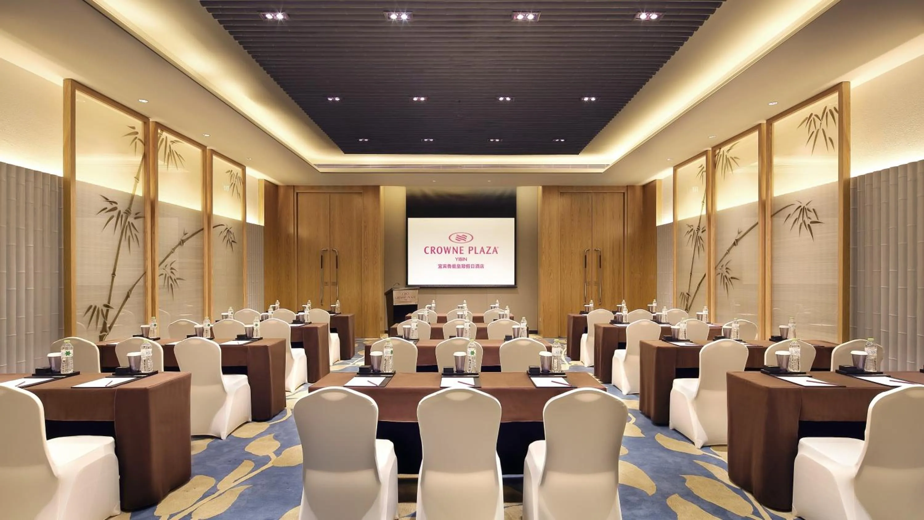 Meeting/conference room in Crowne Plaza Yibin by IHG
