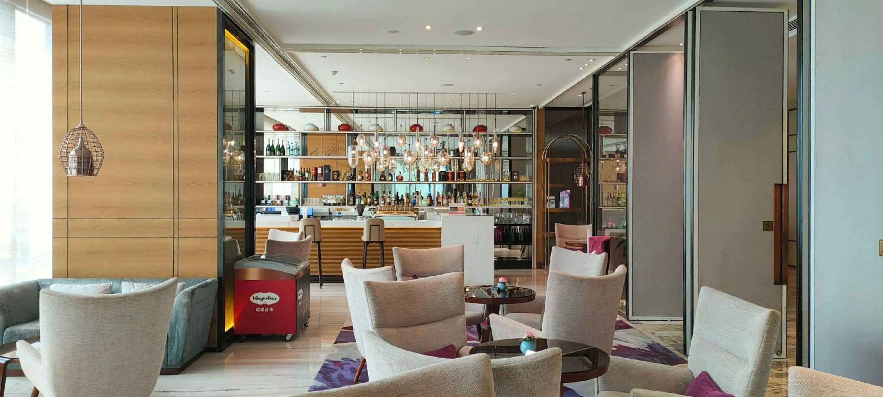 Lounge or bar in Crowne Plaza Yibin by IHG