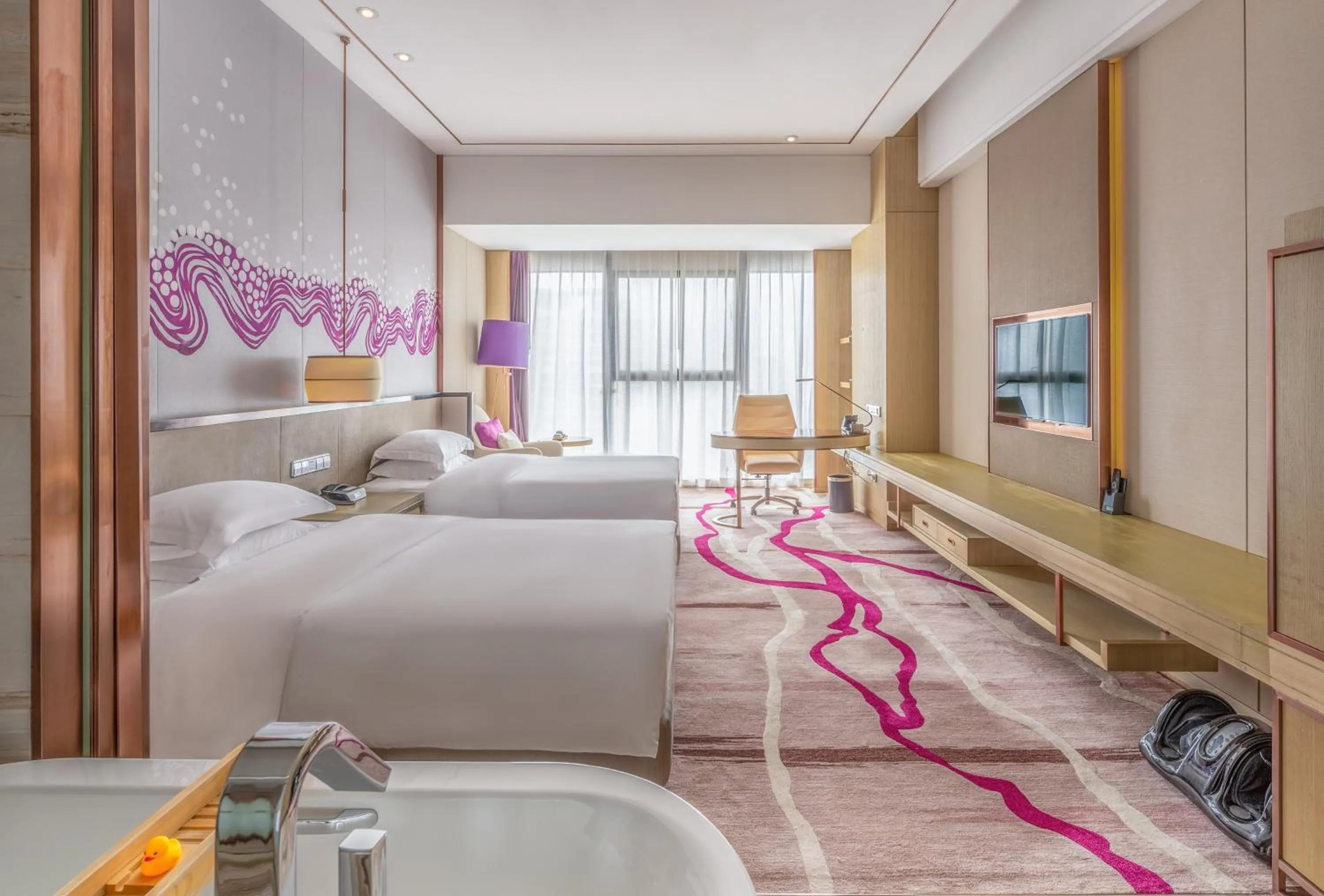 Photo of the whole room, Bed in Crowne Plaza Yibin by IHG