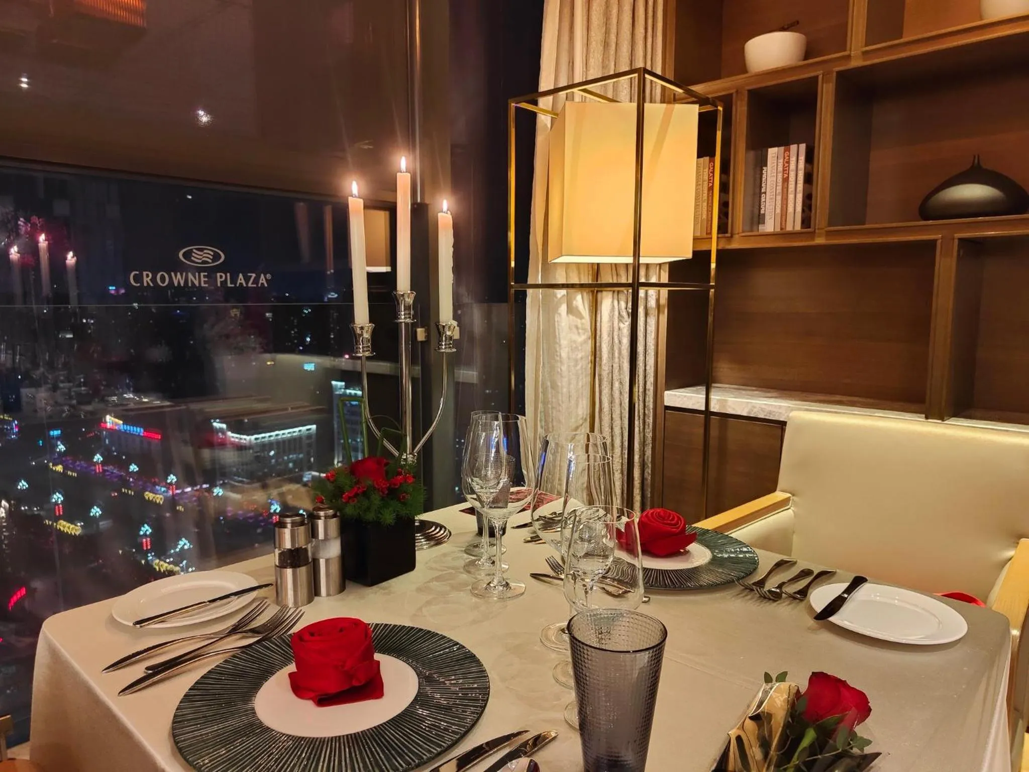 Lounge or bar in Crowne Plaza Yibin by IHG