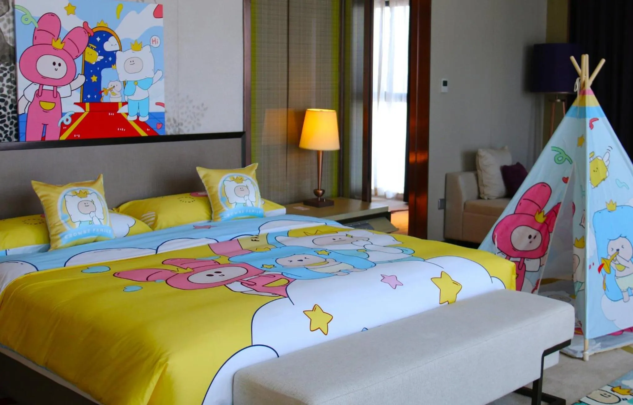 Photo of the whole room, Bed in Crowne Plaza Yibin by IHG