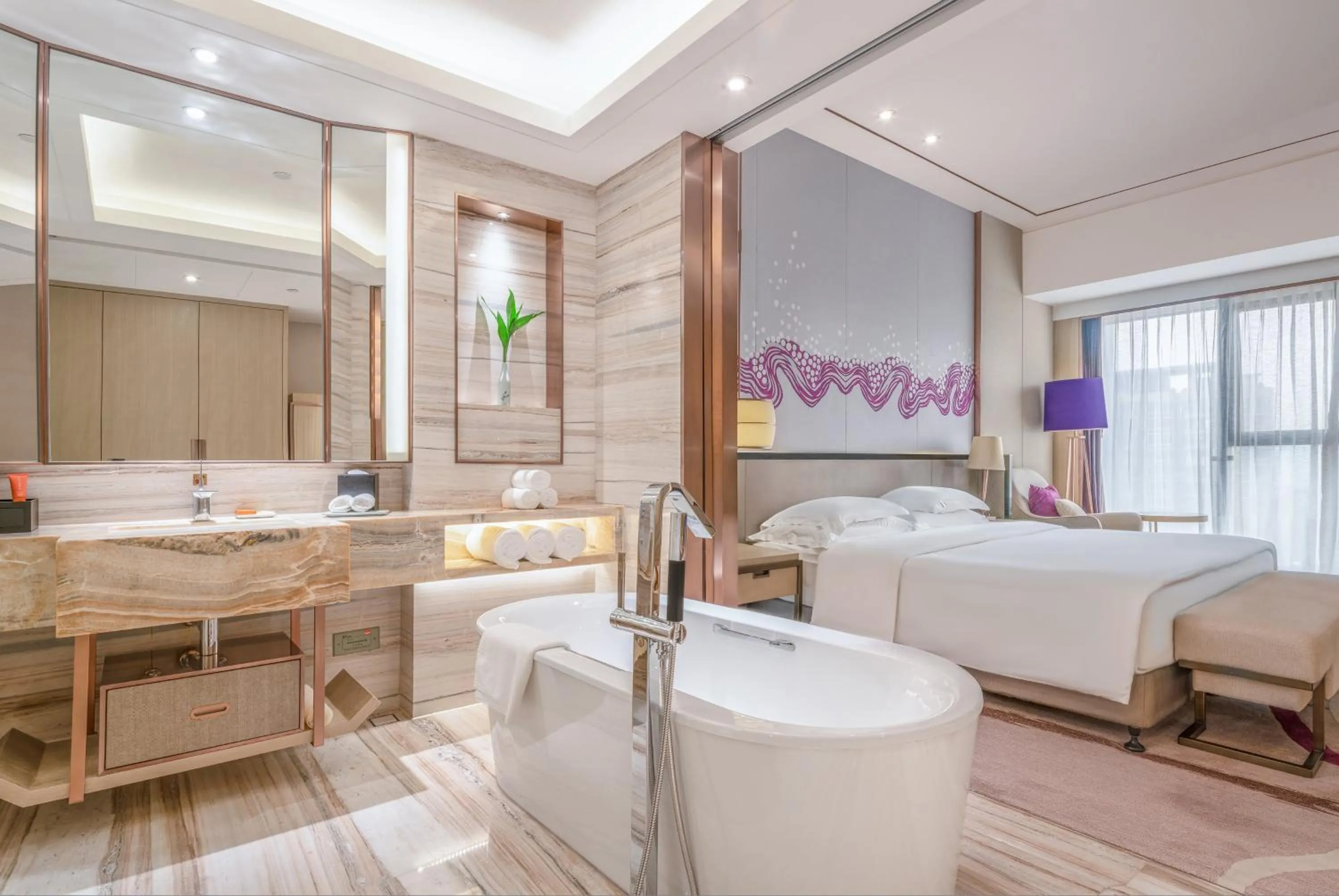 Photo of the whole room, Bed in Crowne Plaza Yibin by IHG