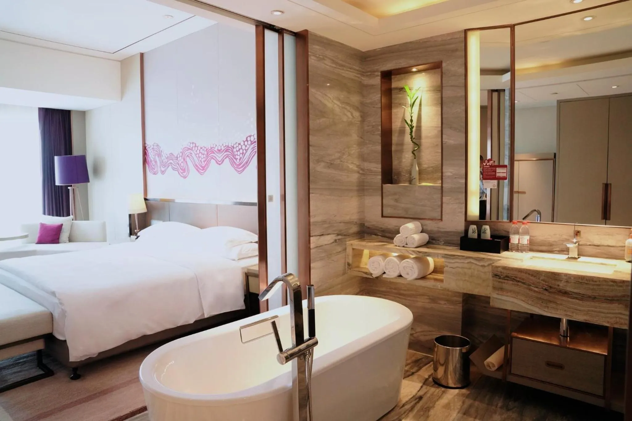 Photo of the whole room, Bed in Crowne Plaza Yibin by IHG