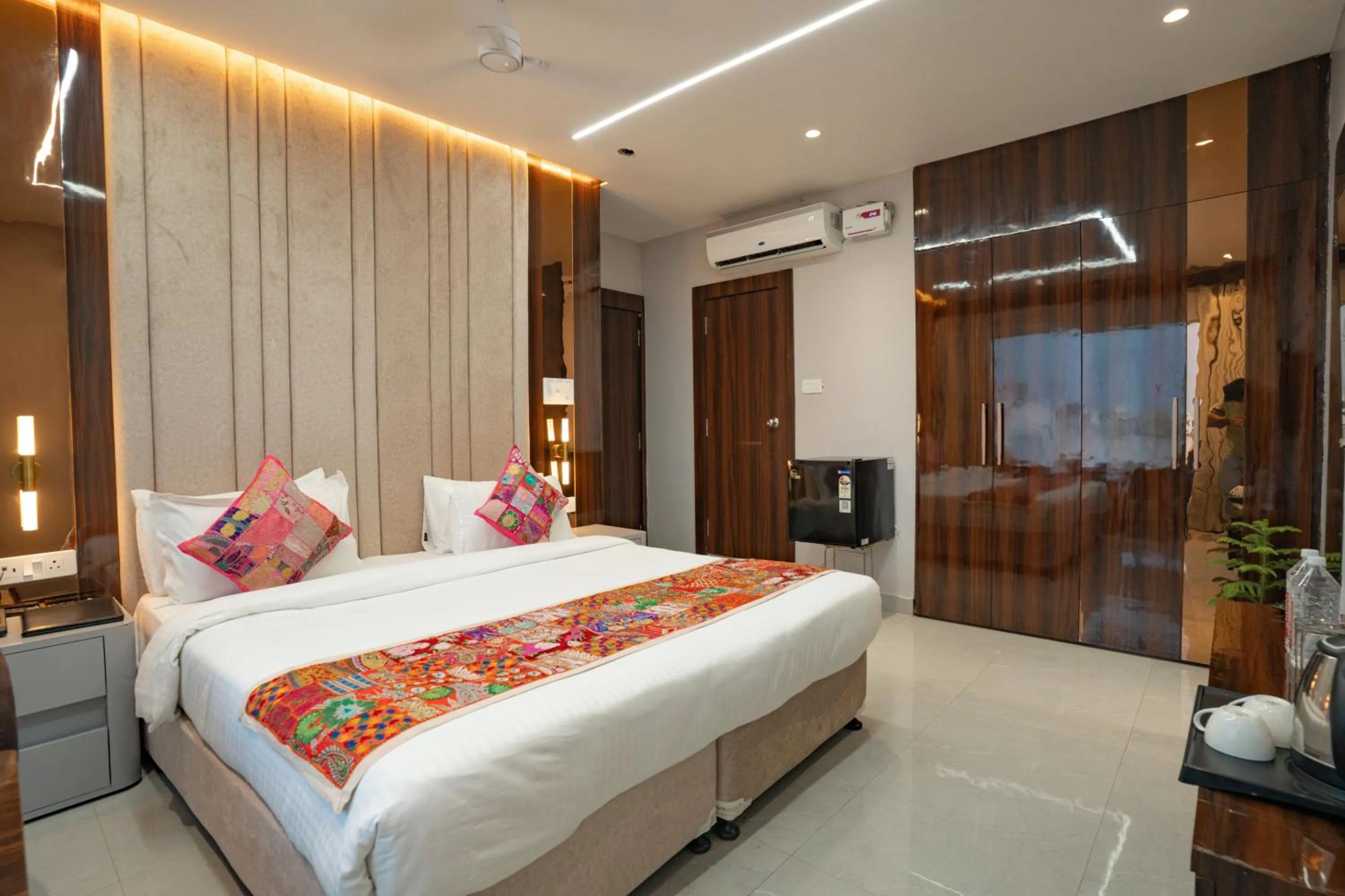 Bed in Tripli Hotels Evara Inn