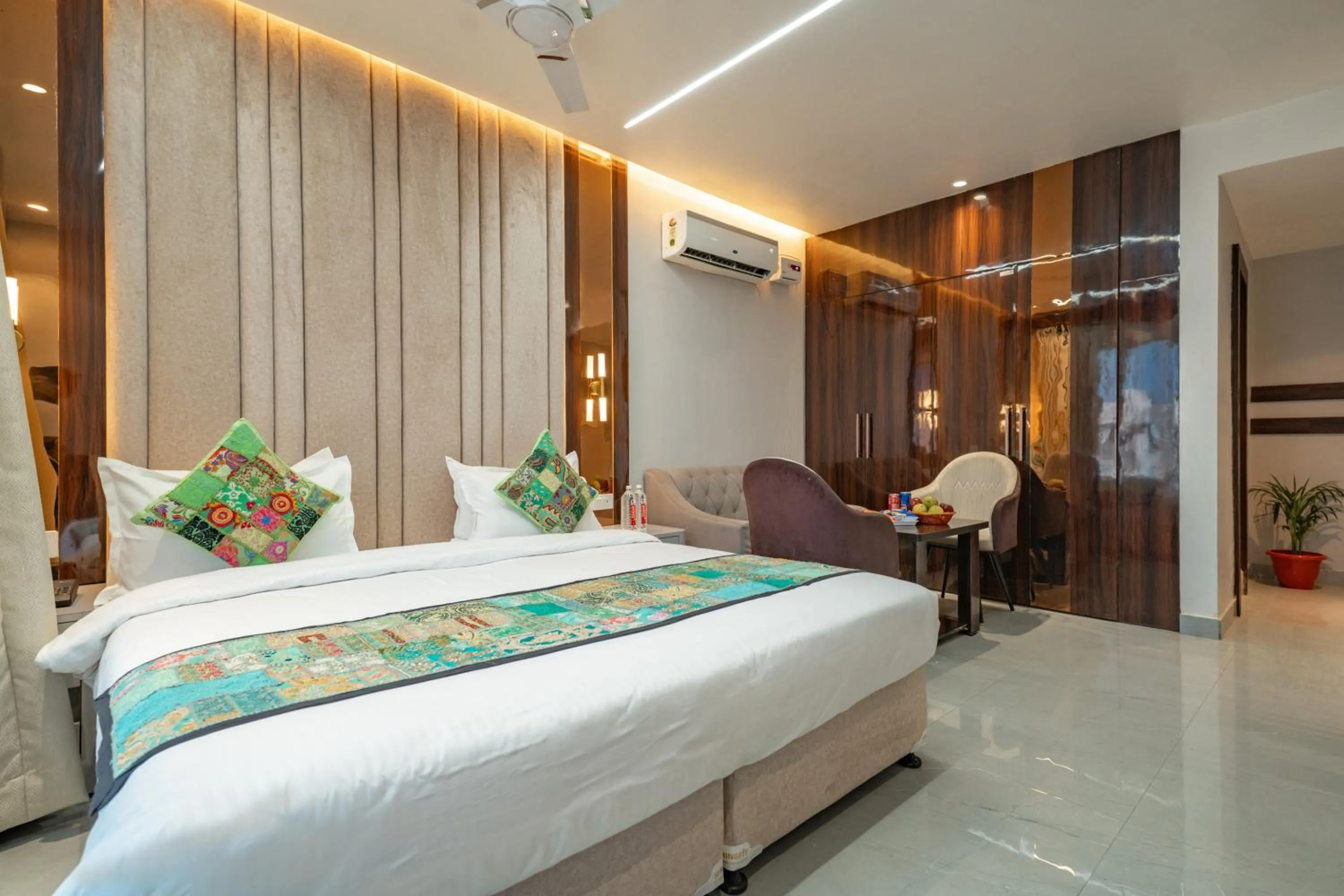 Bed in Tripli Hotels Evara Inn