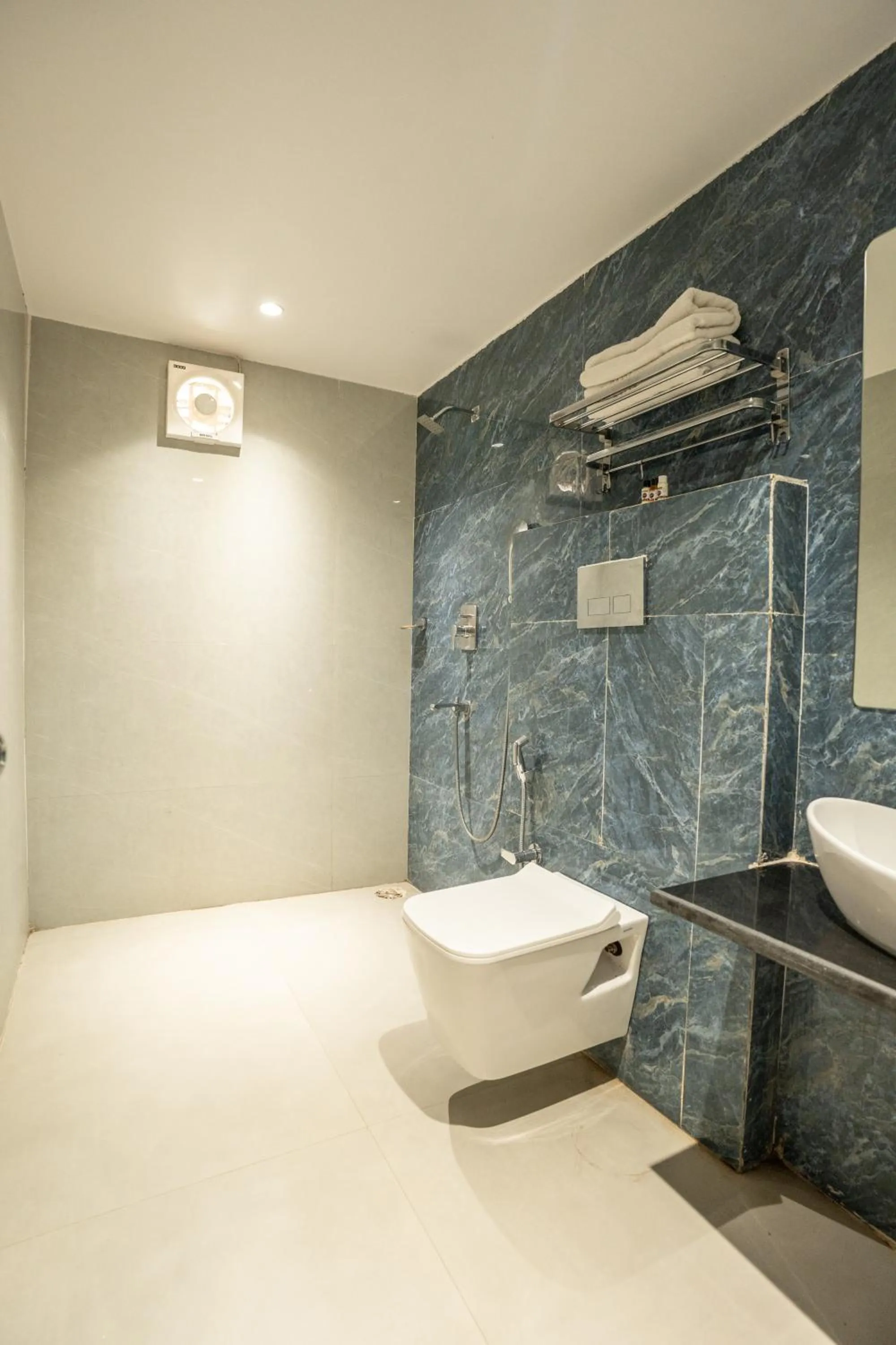 Shower in Tripli Hotels Evara Inn