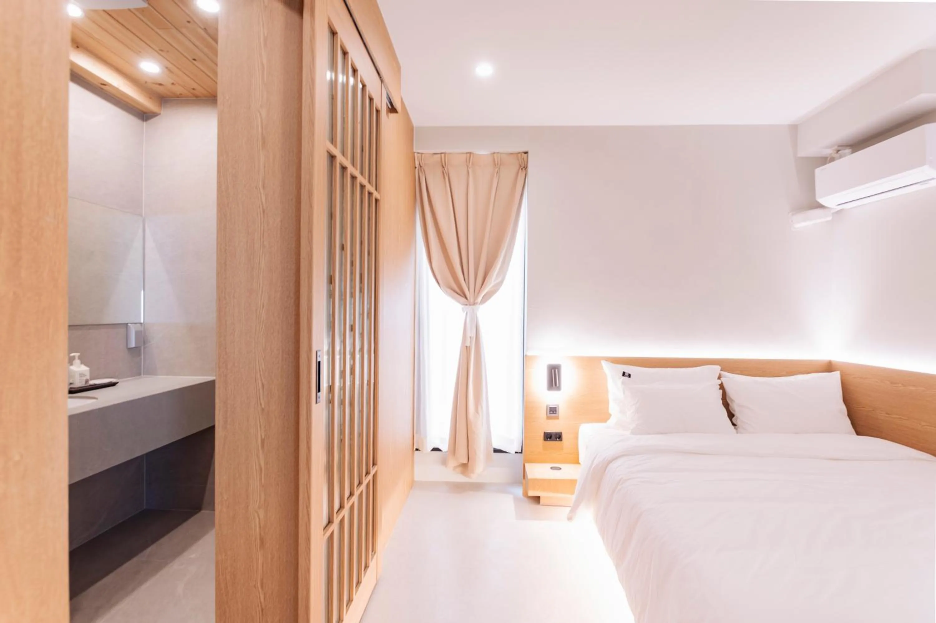 Balcony/Terrace, Bed in Yeobaek Hotel