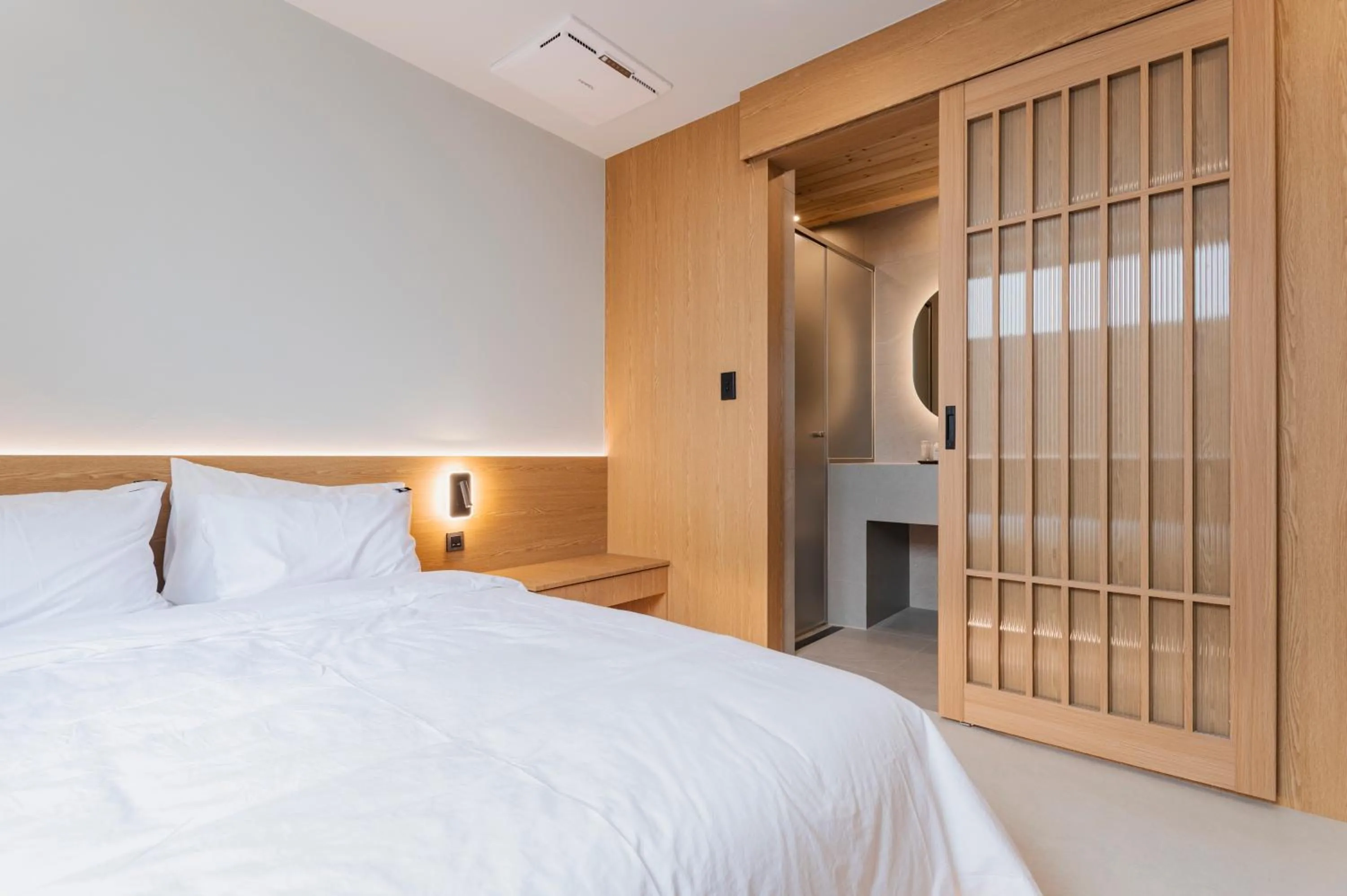 Bathroom, Bed in Yeobaek Hotel