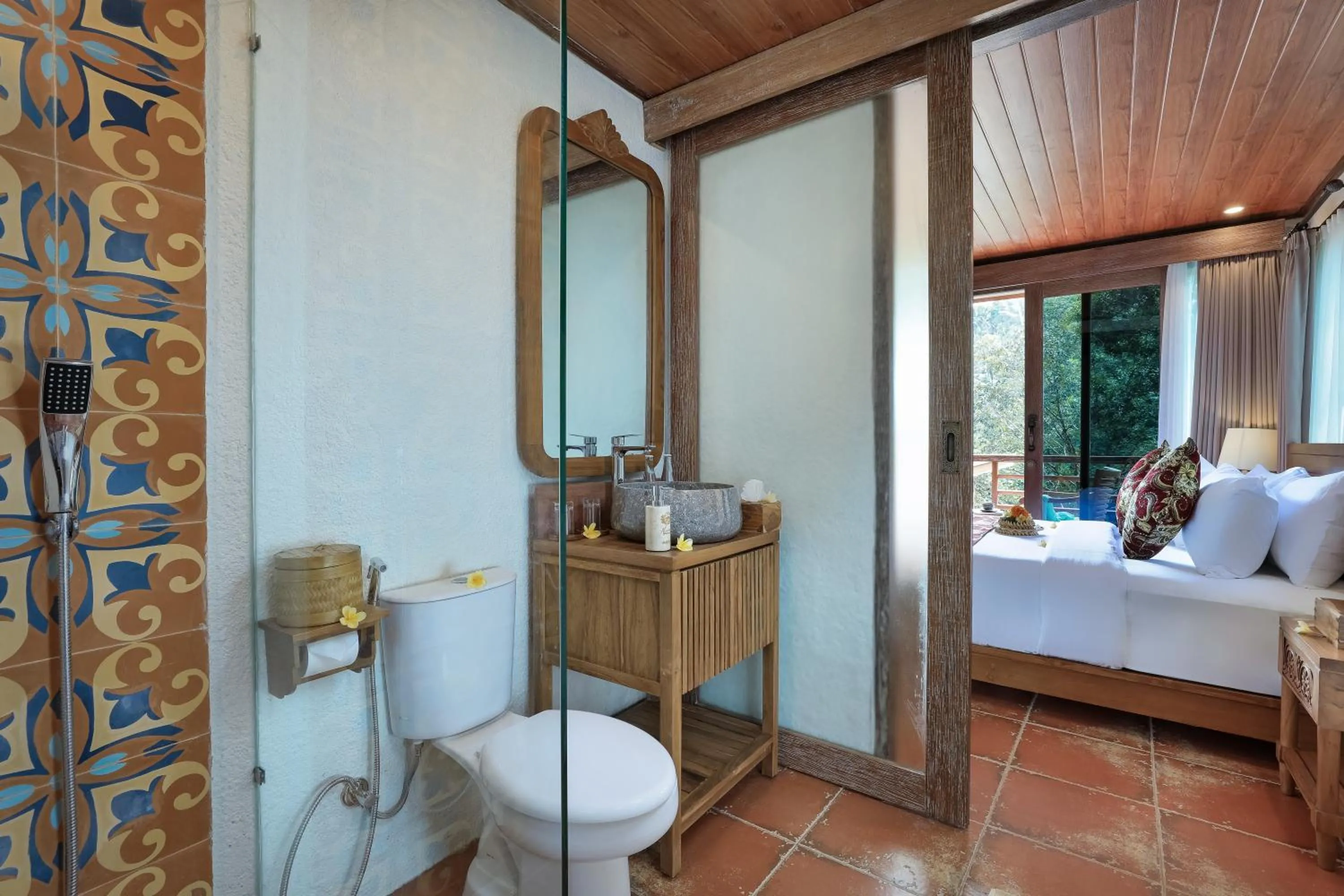 Shower, Bed in Alamora Healing Escape