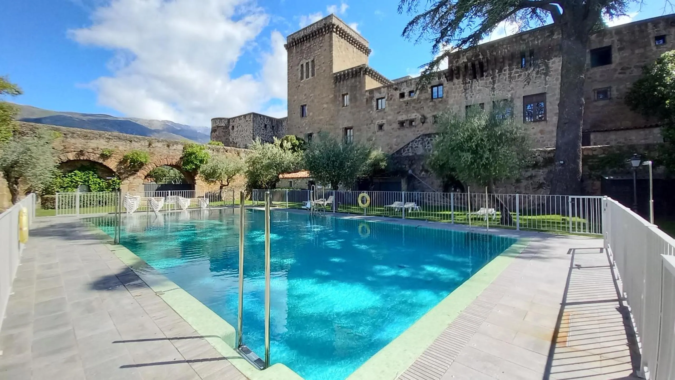 Swimming pool in Parador de Jarandilla de la Vera