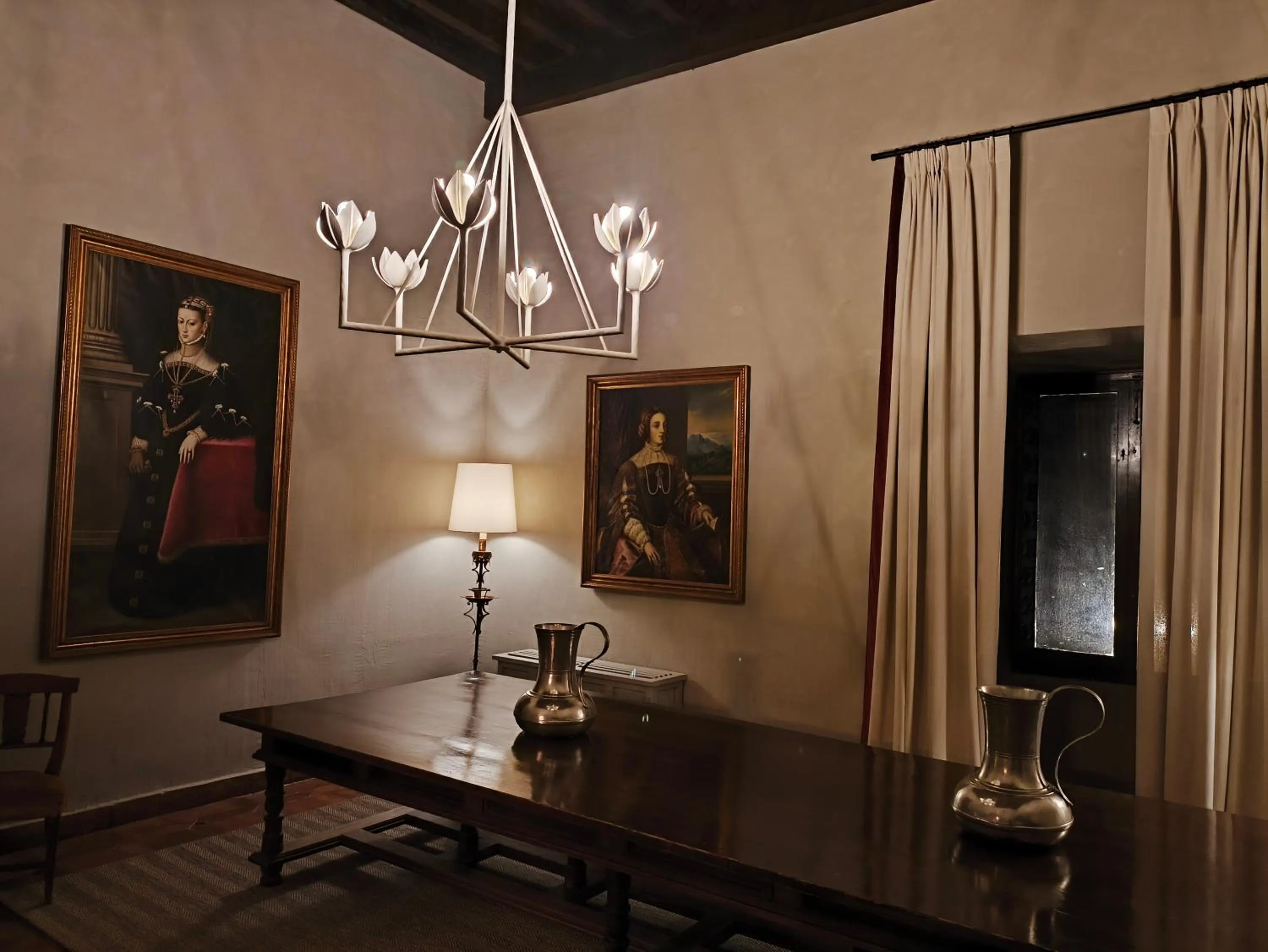 Communal lounge/ TV room in Parador de Jarandilla de la Vera