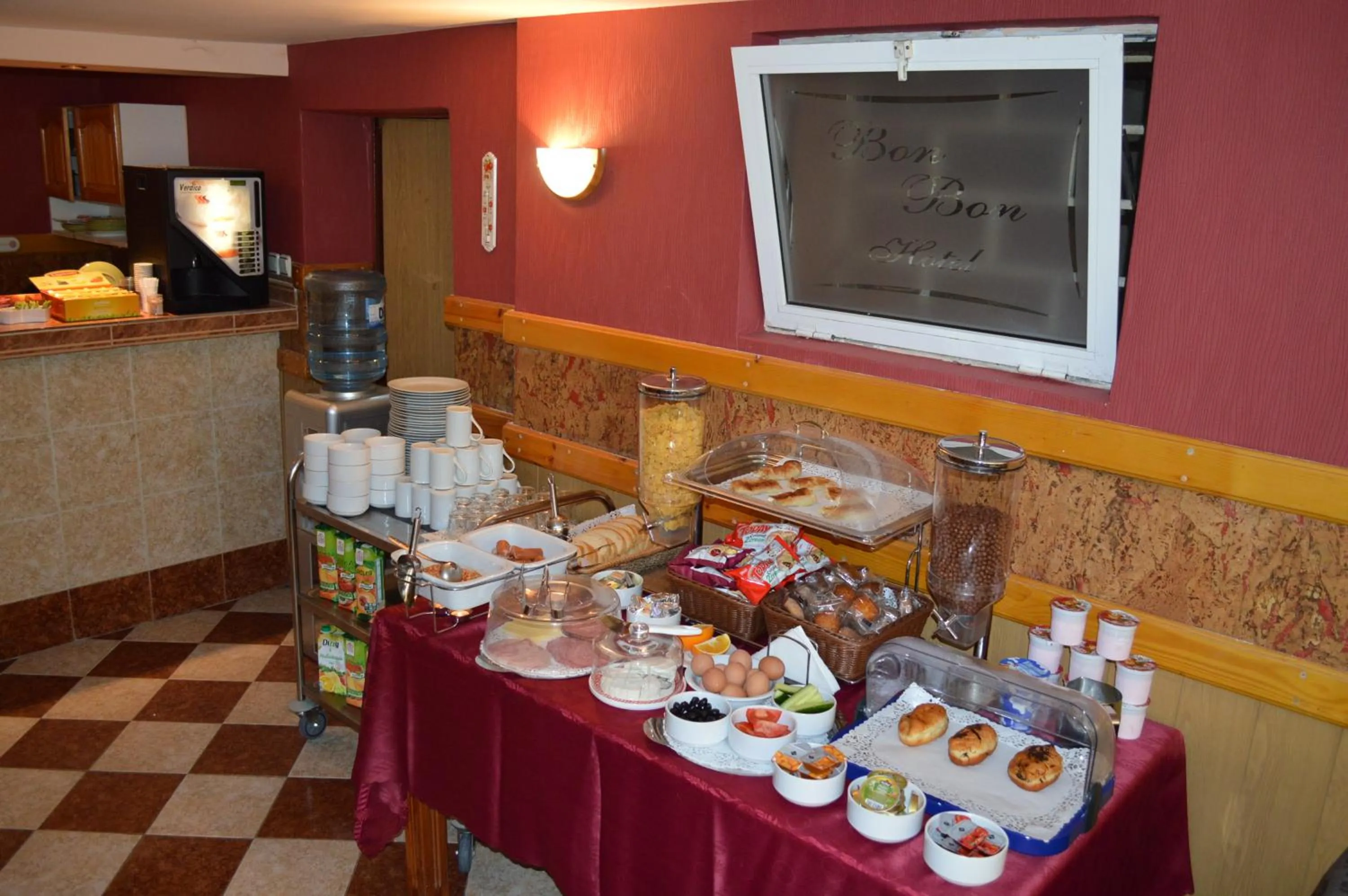 Restaurant/places to eat in Bon Bon Hotel