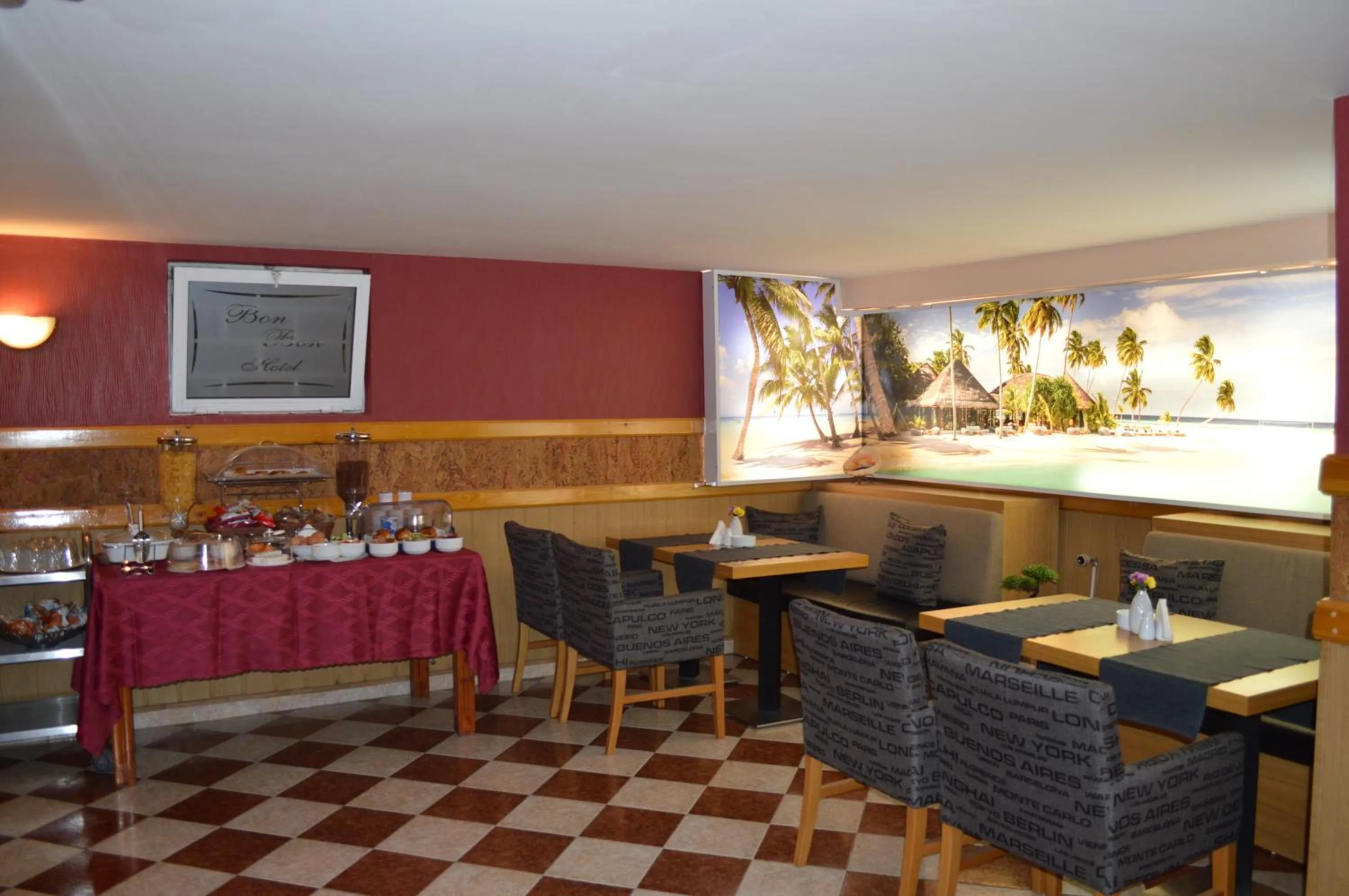 Restaurant/places to eat in Bon Bon Hotel