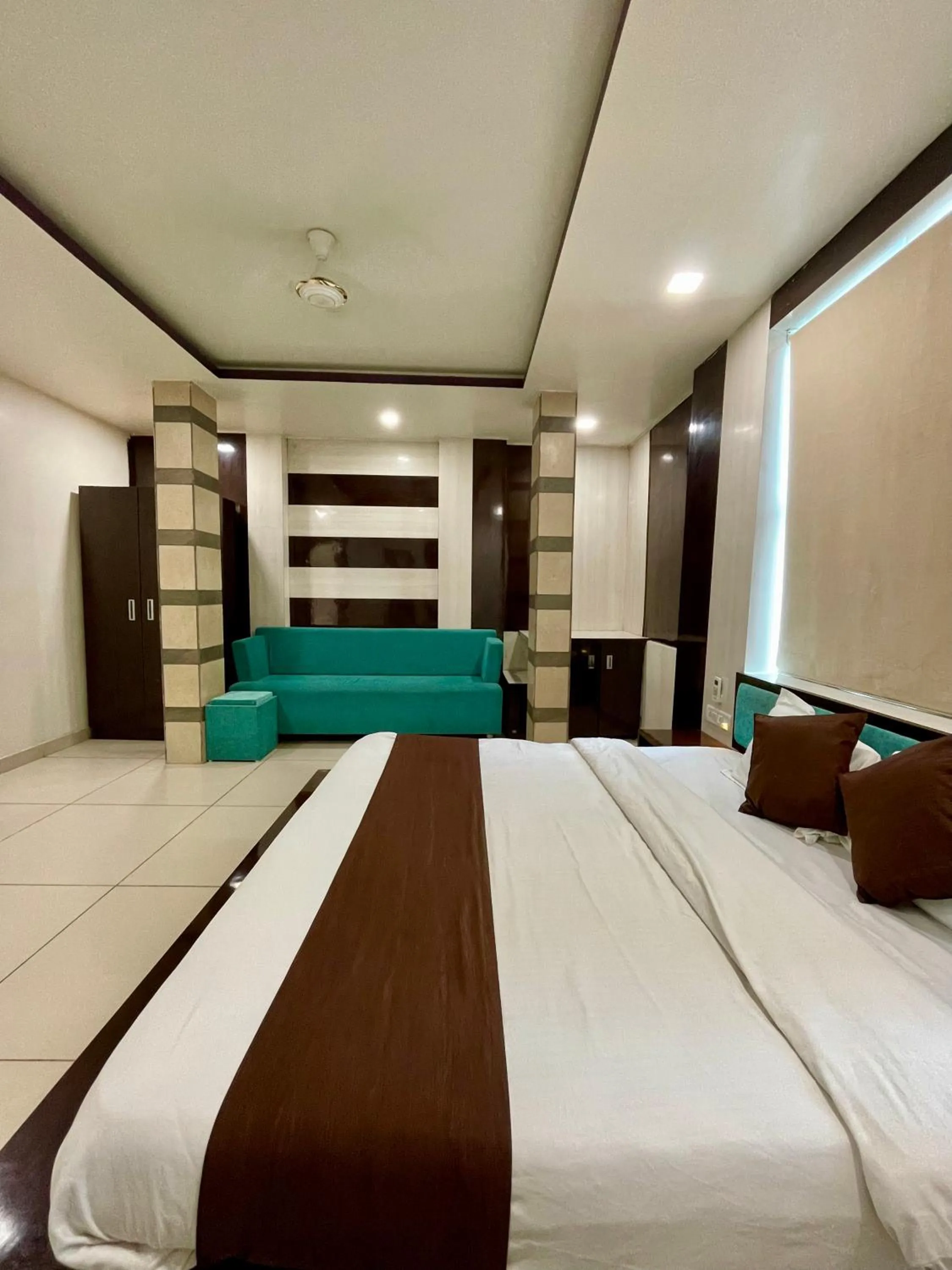 Bedroom, Bed in Hotel Komal Palace Anand Nagar