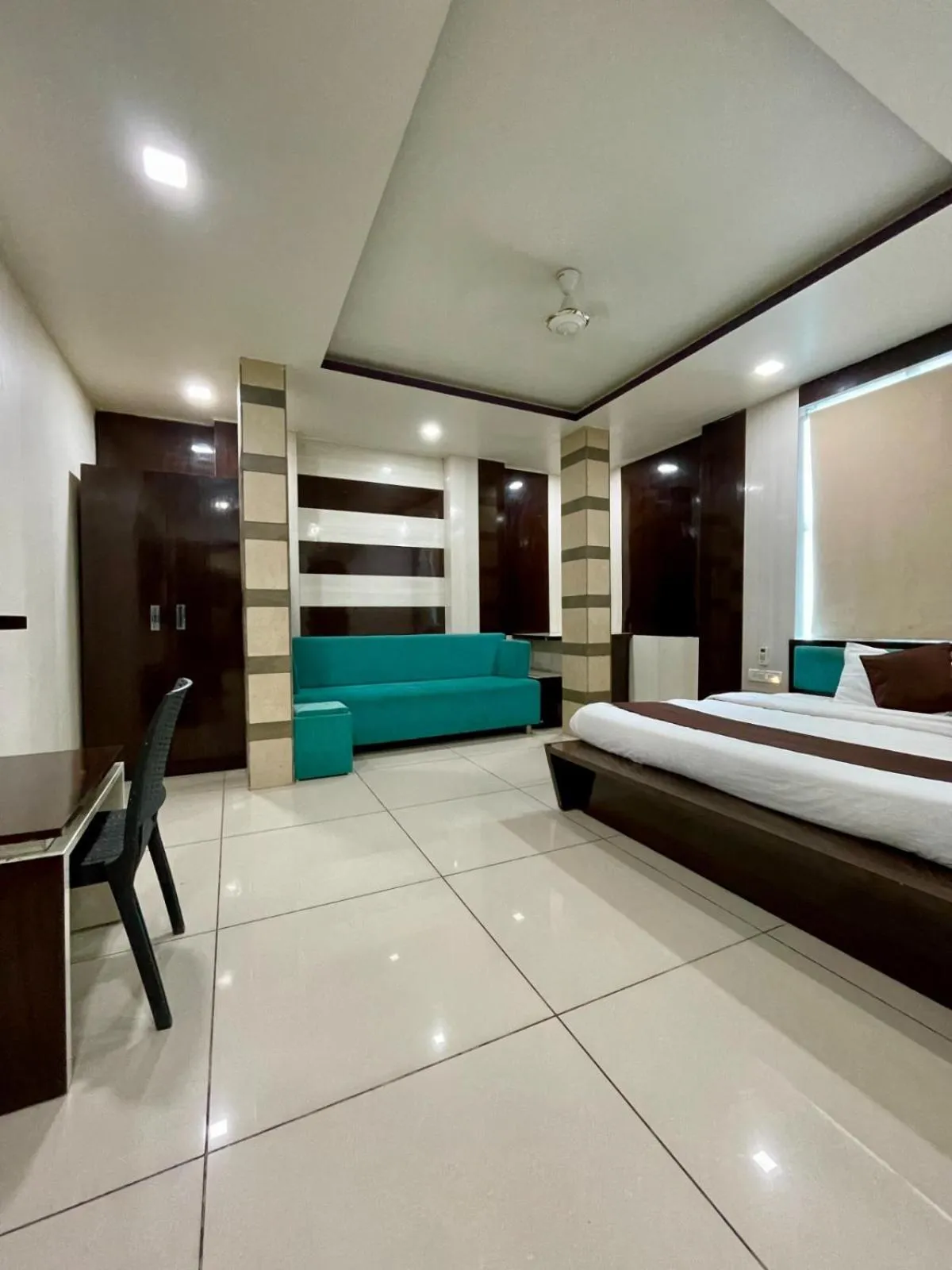 Living room, Bed in Hotel Komal Palace Anand Nagar