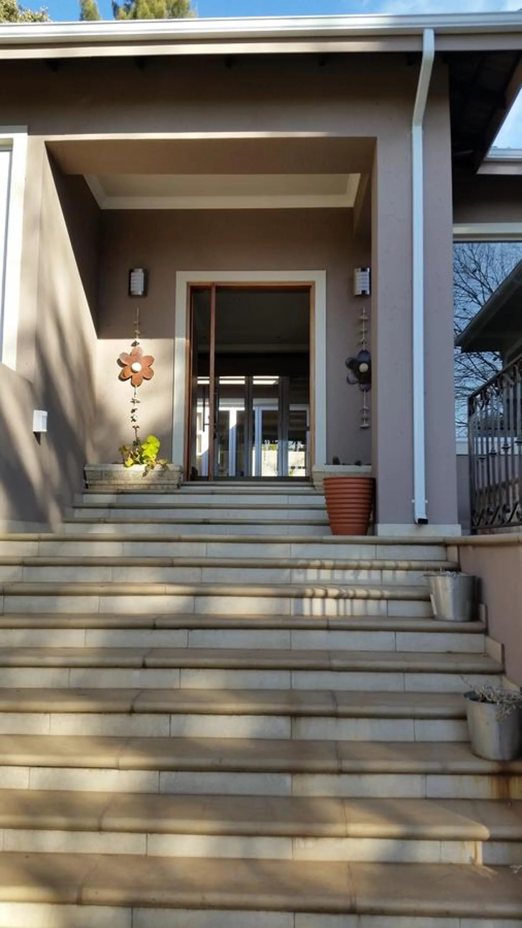 Facade/entrance in 6 On Acacia