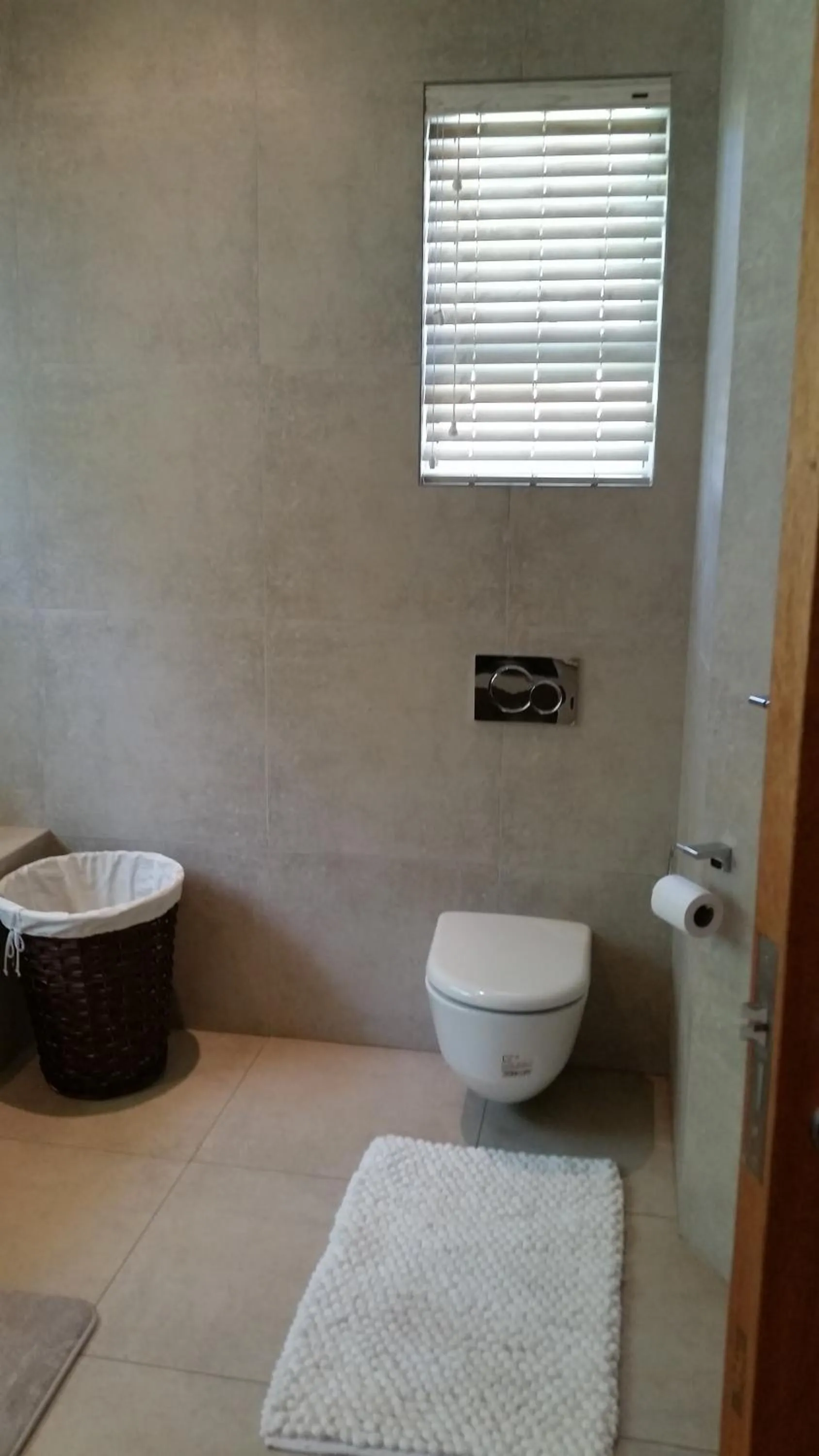 Toilet in 6 On Acacia