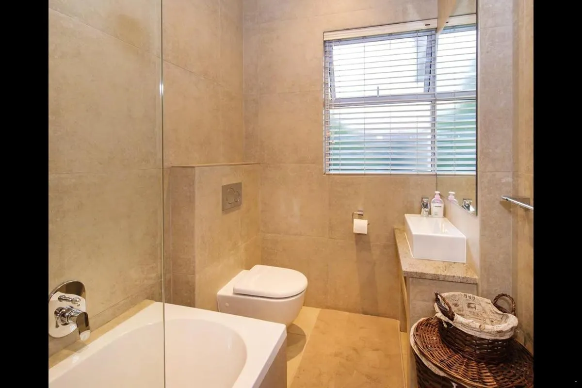 Shower in 6 On Acacia
