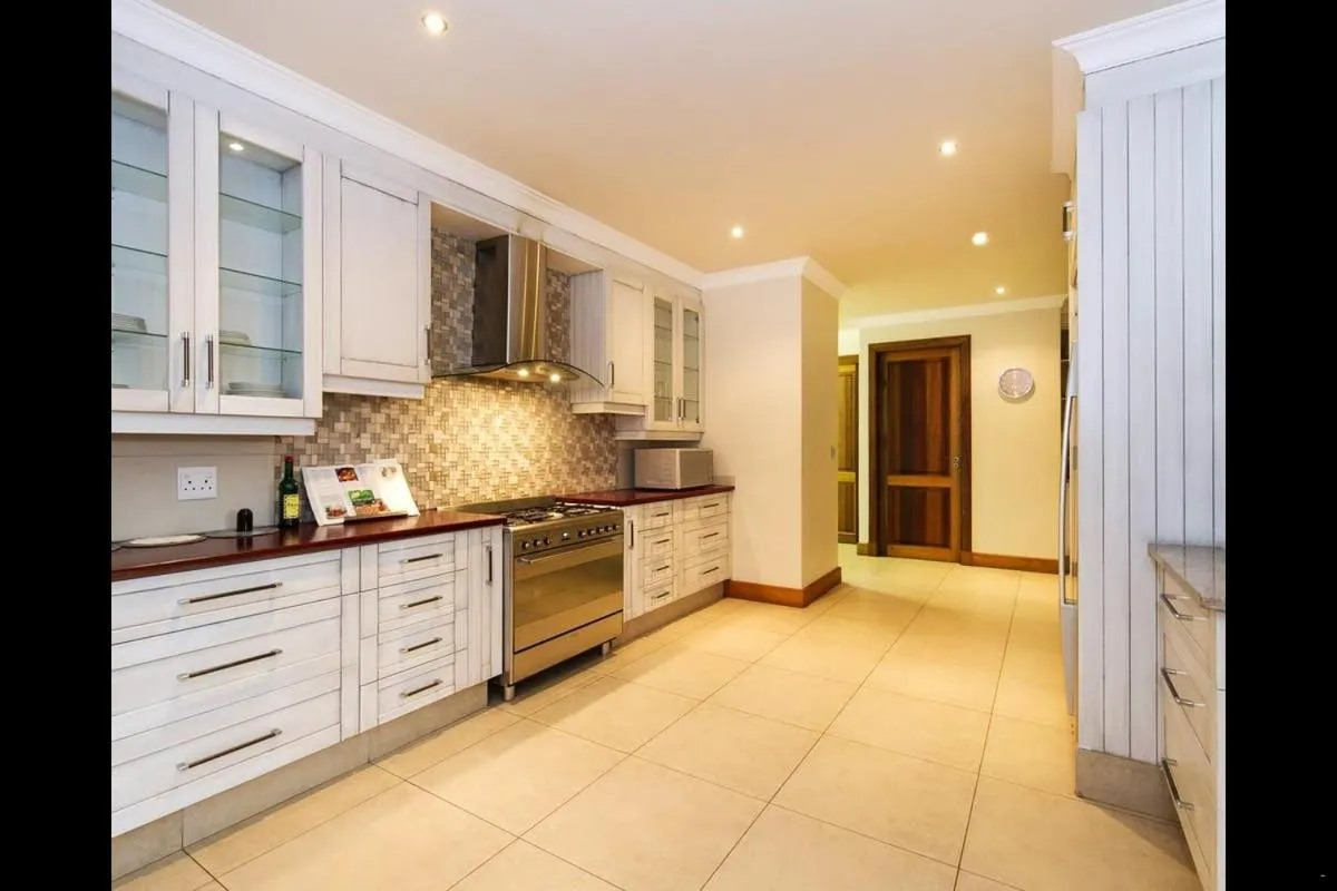 Kitchen or kitchenette in 6 On Acacia