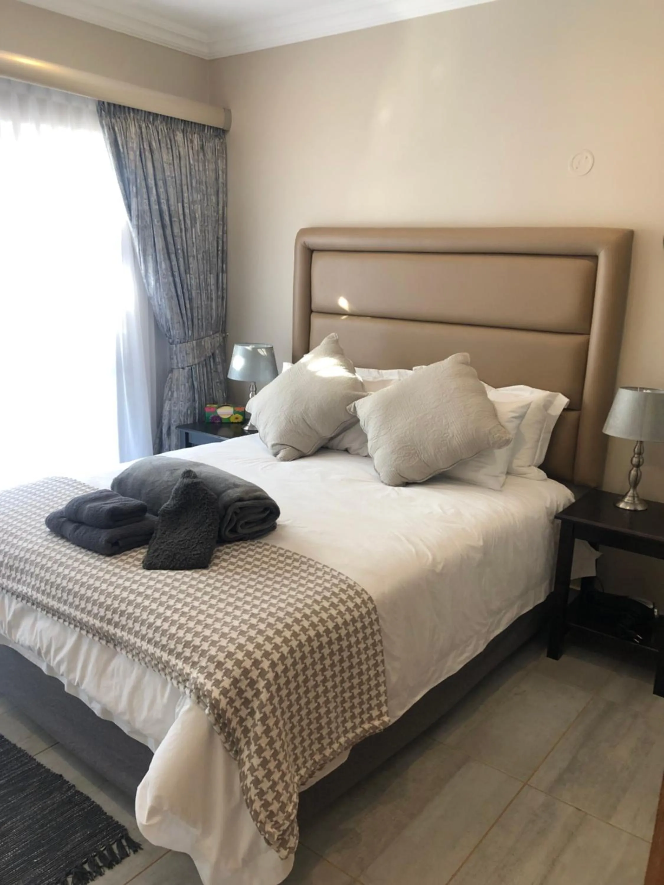 Bed in 6 On Acacia