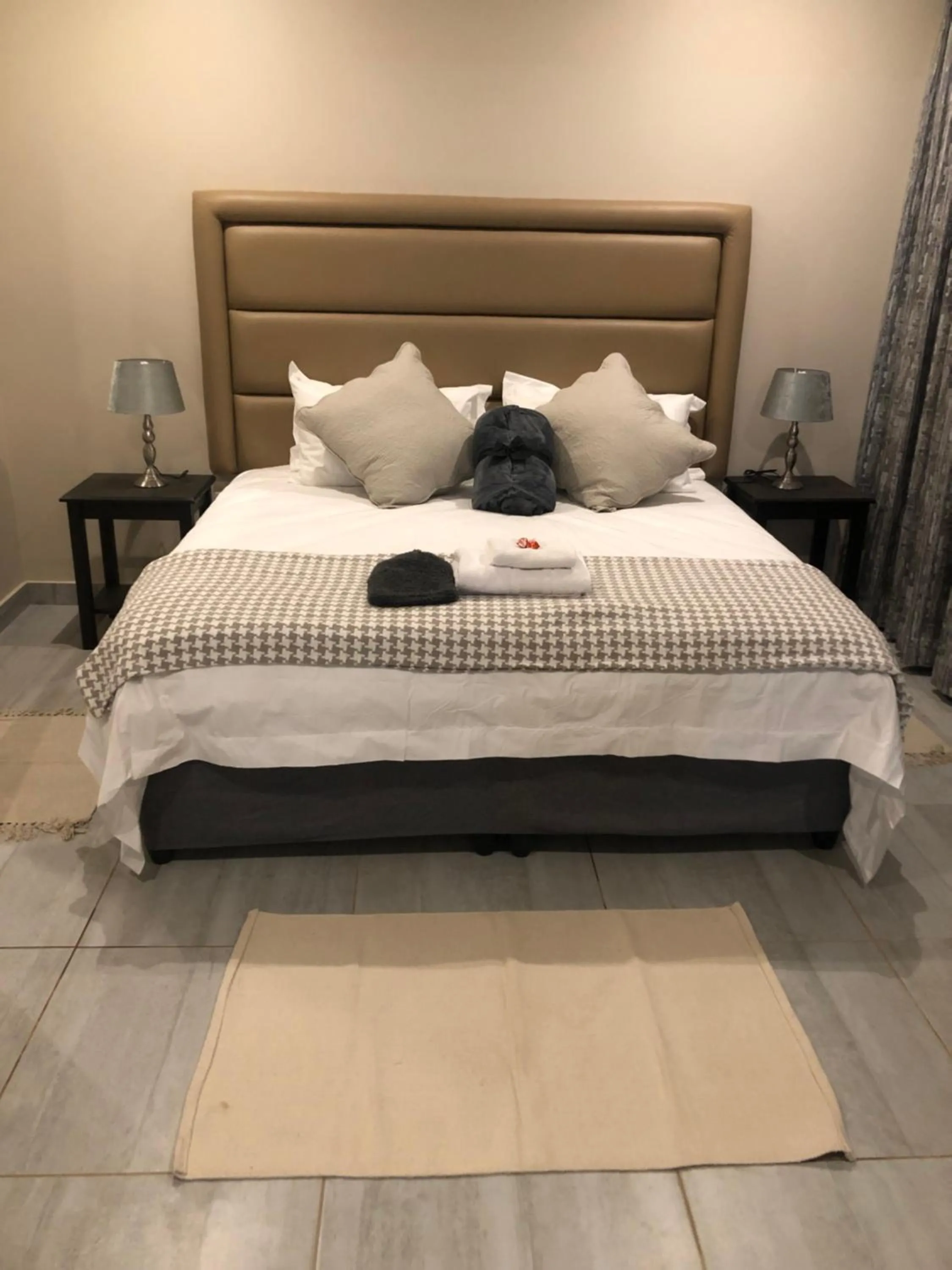 Bed in 6 On Acacia
