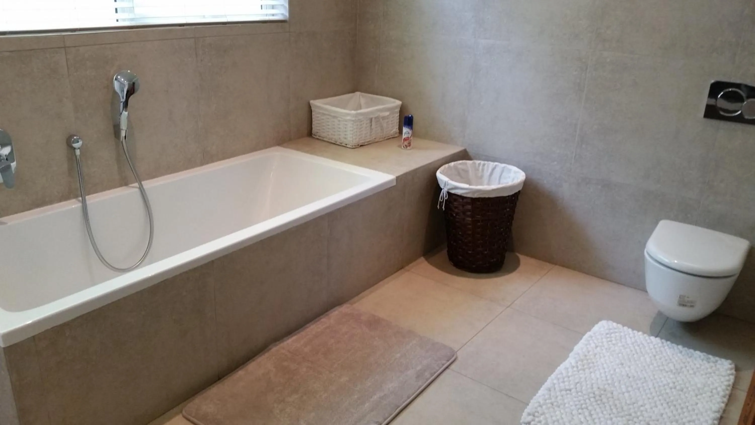 Shower in 6 On Acacia