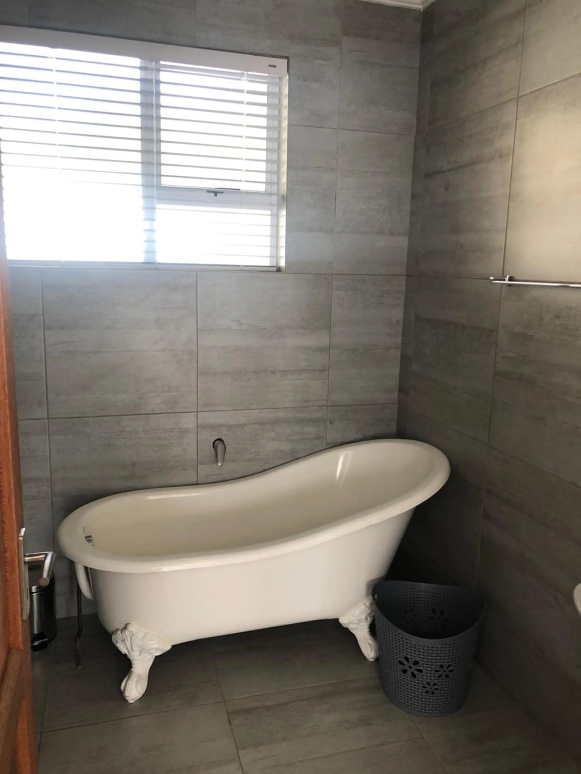 Shower in 6 On Acacia