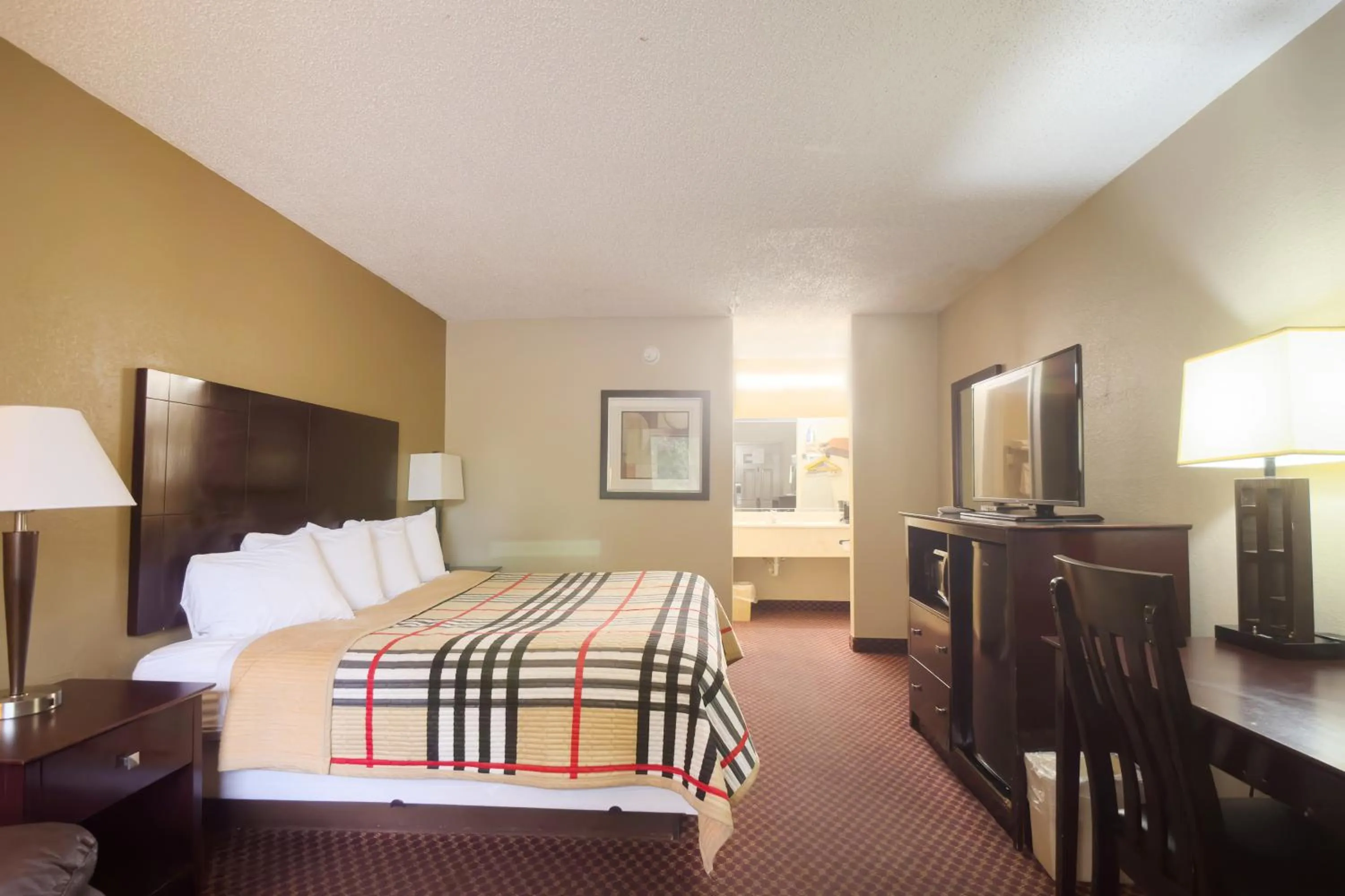 Bedroom, Bed in Deerfield Inn By Capital O Blytheville AR I55