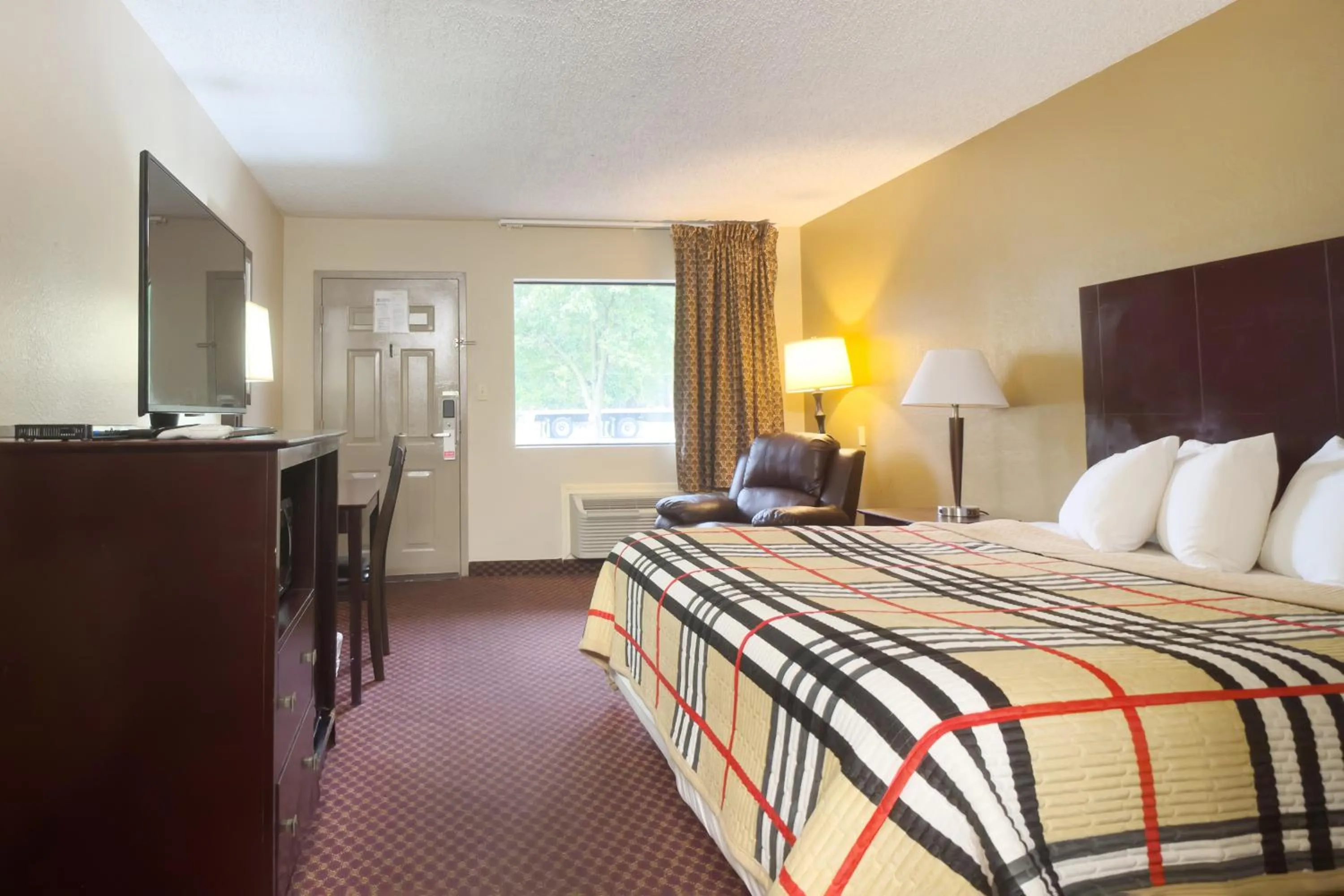 Bedroom, Bed in Deerfield Inn By Capital O Blytheville AR I55