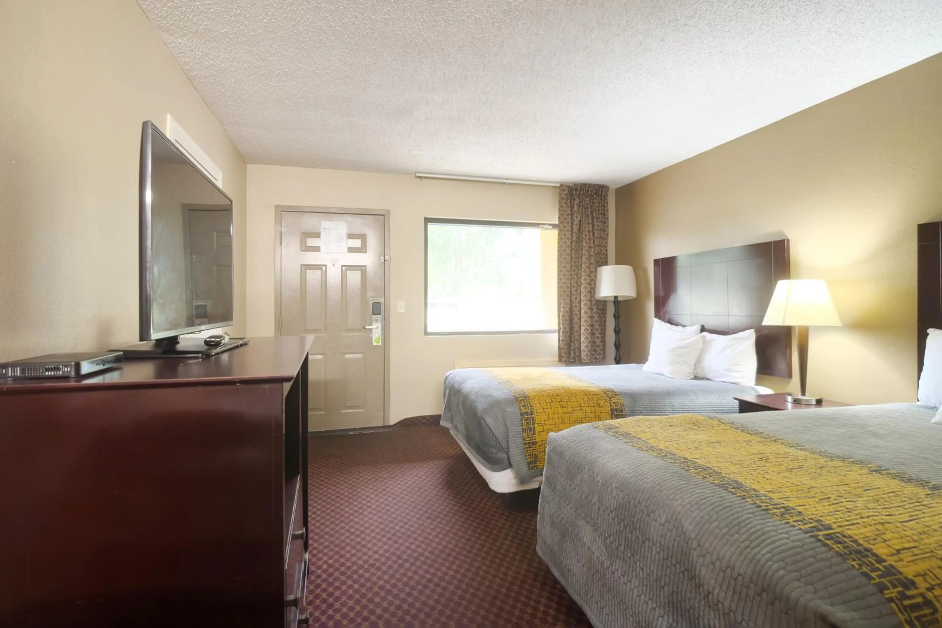 Bedroom, Bed in Deerfield Inn By Capital O Blytheville AR I55