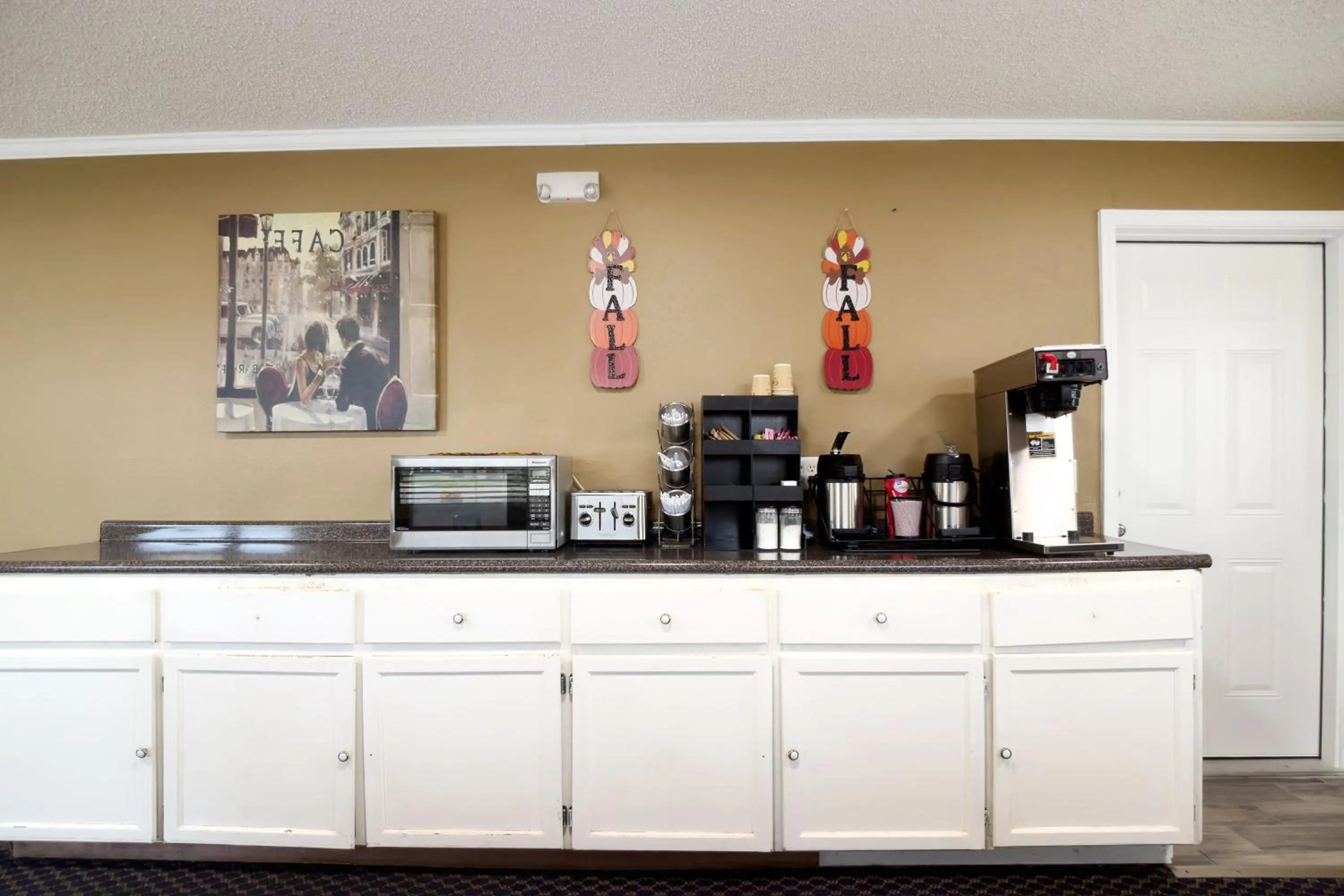 Area and facilities in Deerfield Inn By Capital O Blytheville AR I55