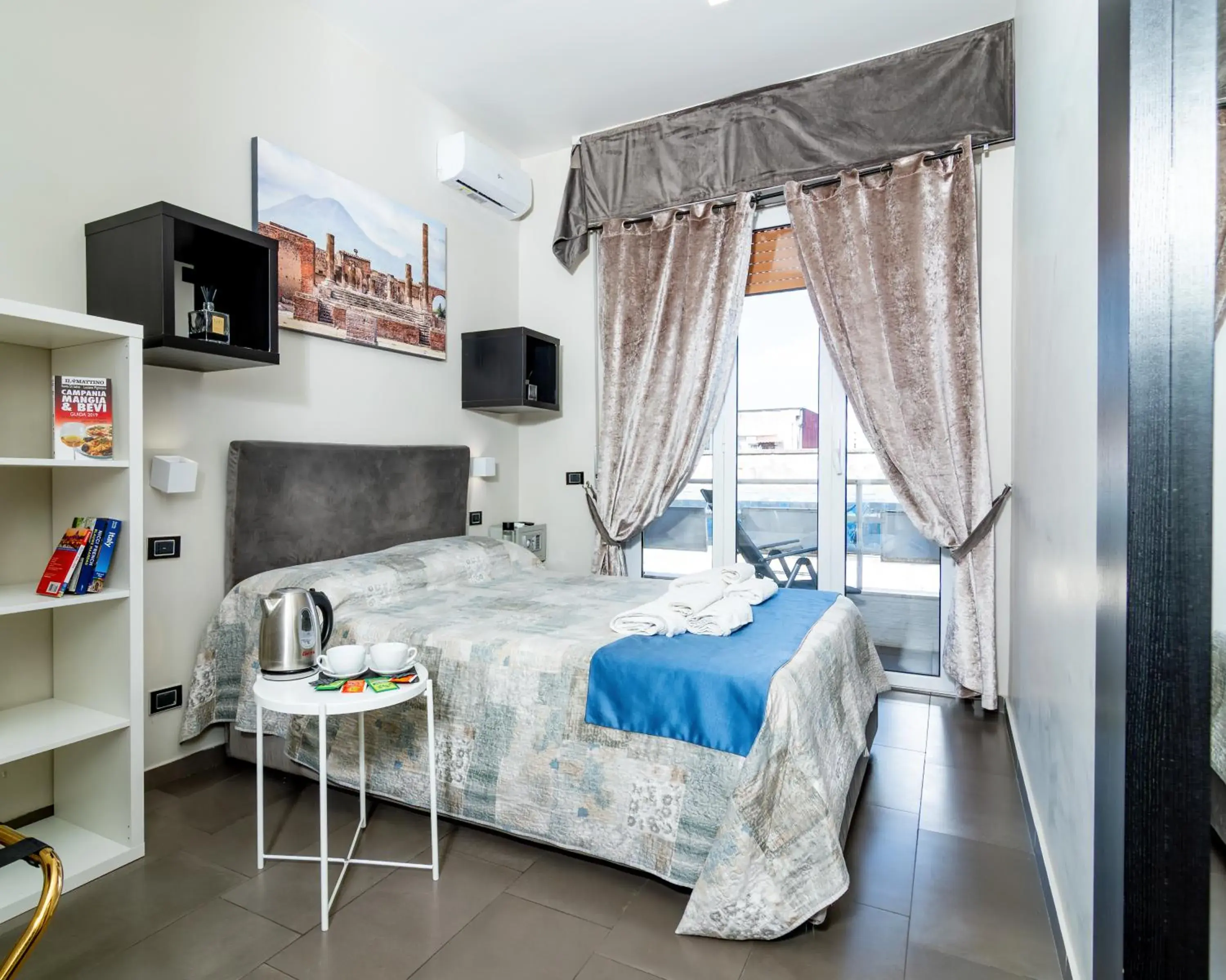 Standard Queen Room in VESUVIANUS Rooms and More Standard Queen Room in VESUVIANUS Rooms and More