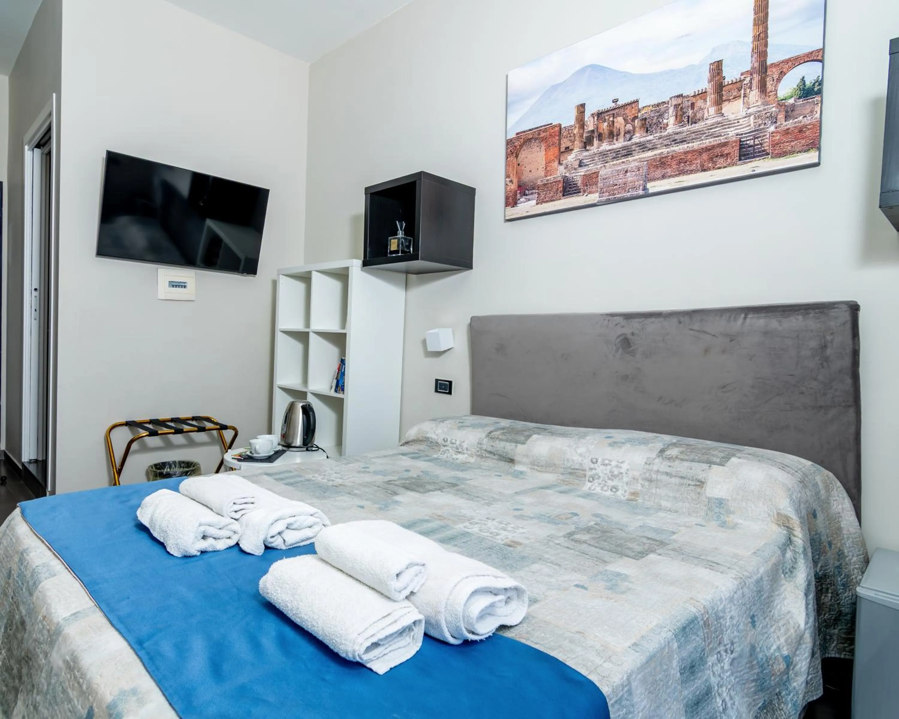 Bed in VESUVIANUS Rooms and More