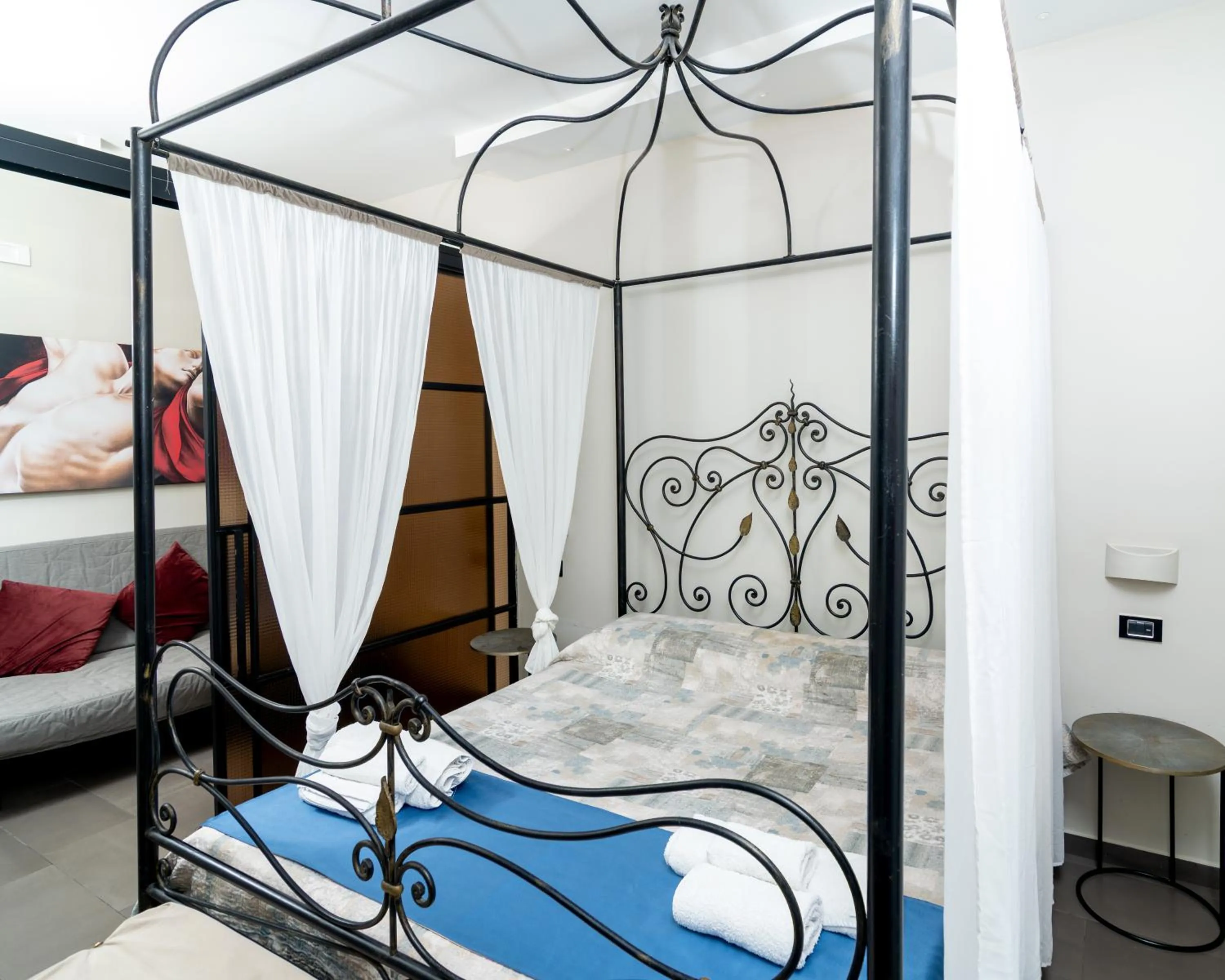 Bed in VESUVIANUS Rooms and More