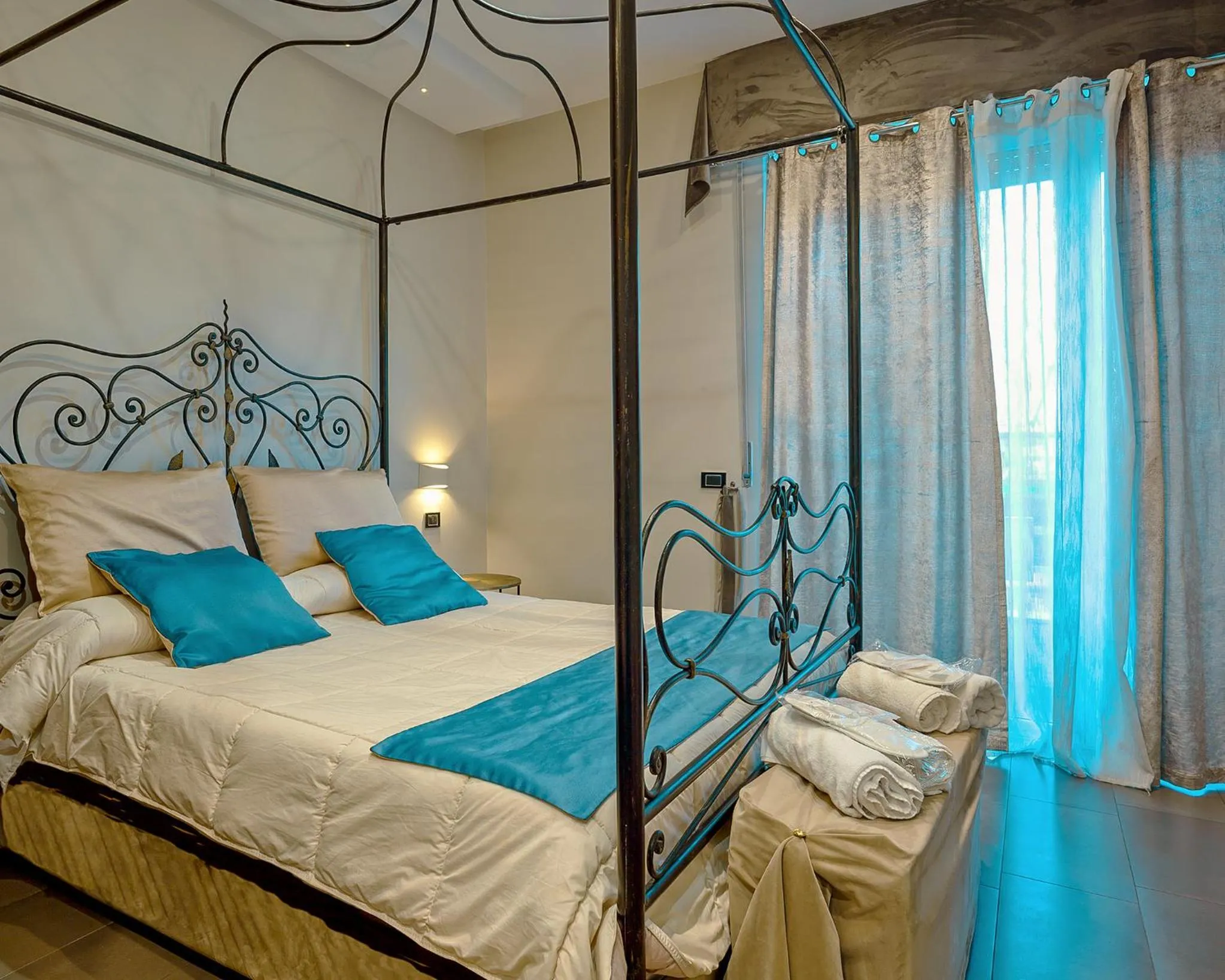 Photo of the whole room, Bed in VESUVIANUS Rooms and More