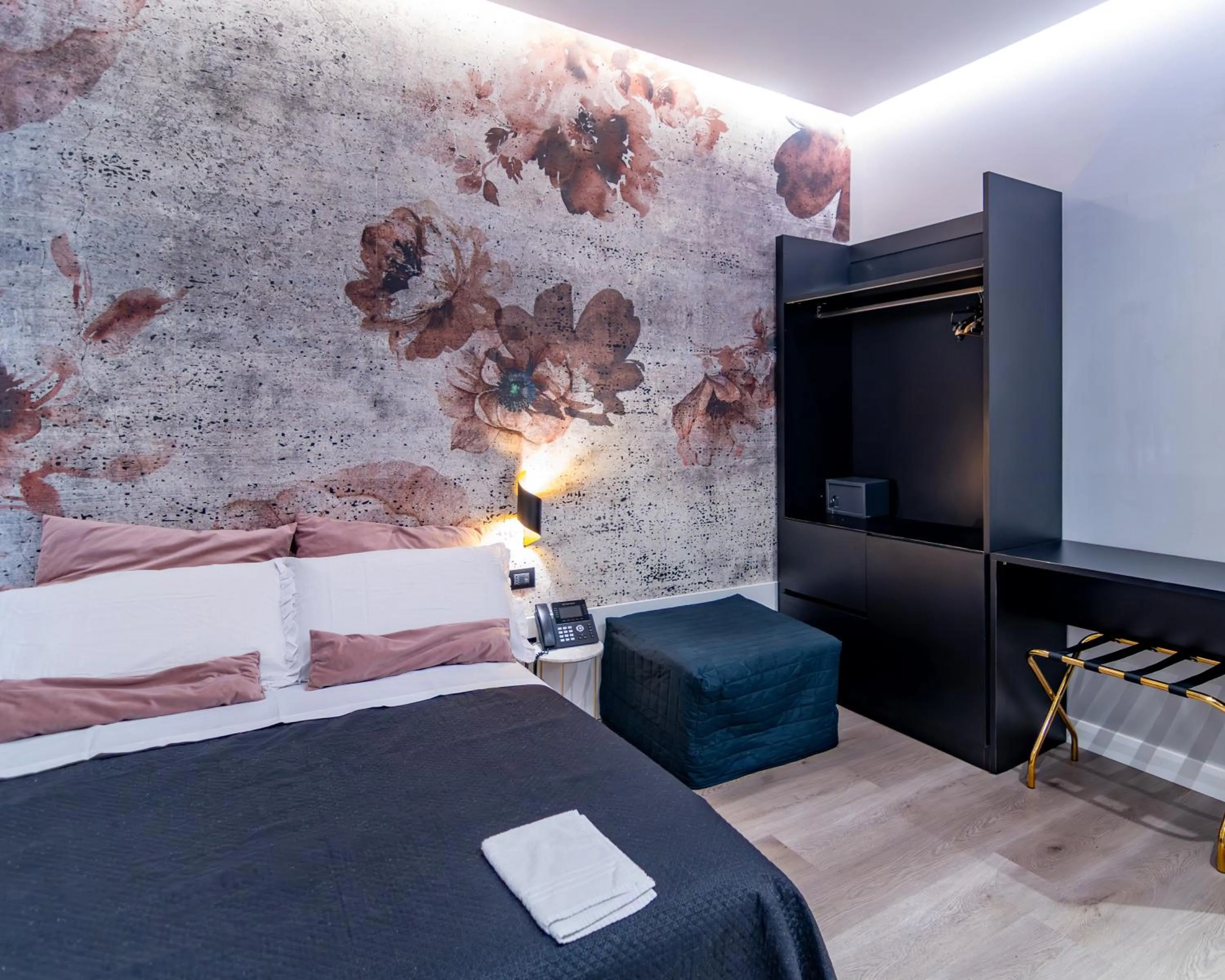 Bed in VESUVIANUS Rooms and More