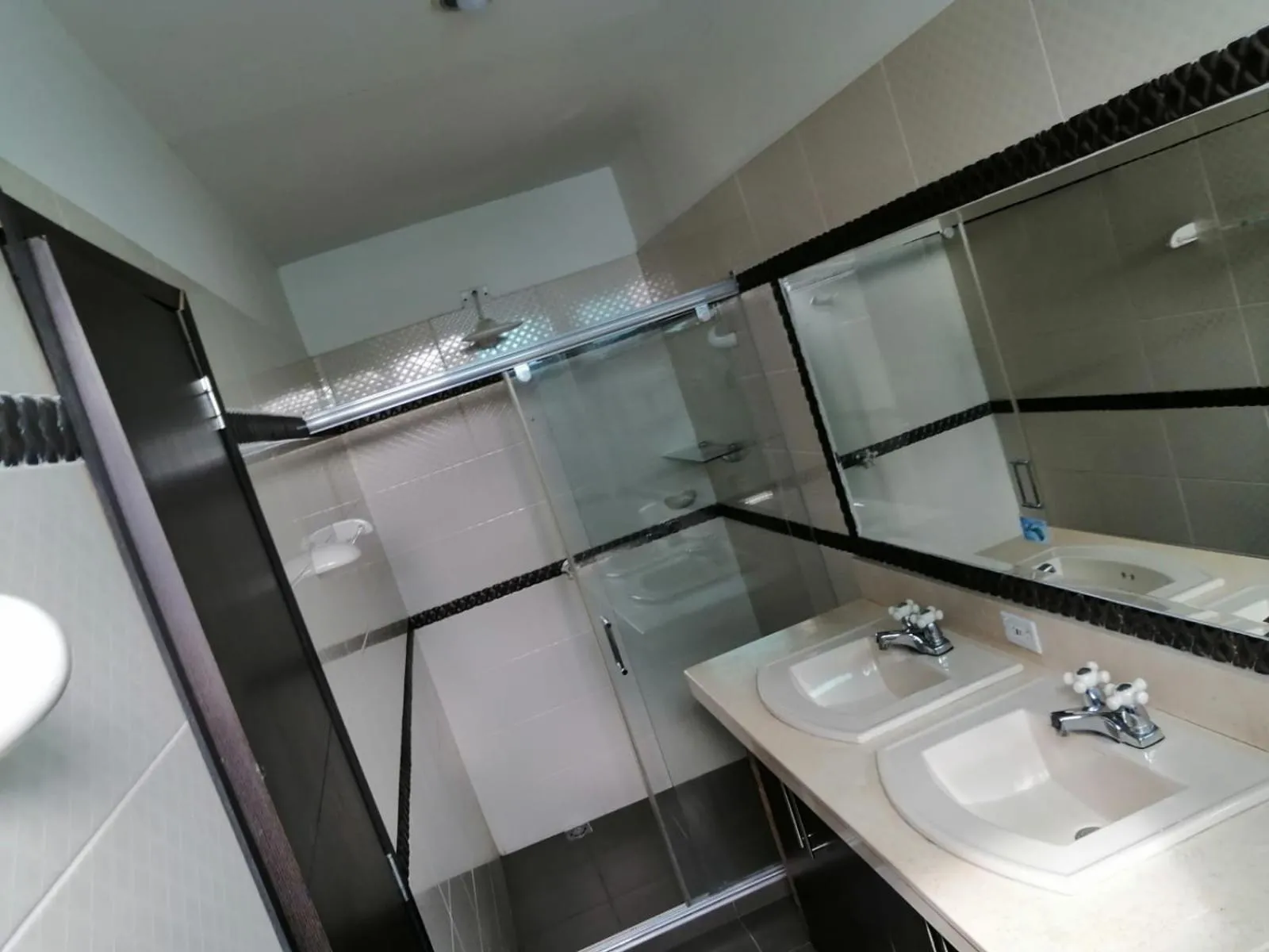 Shower in Hotel San Diego