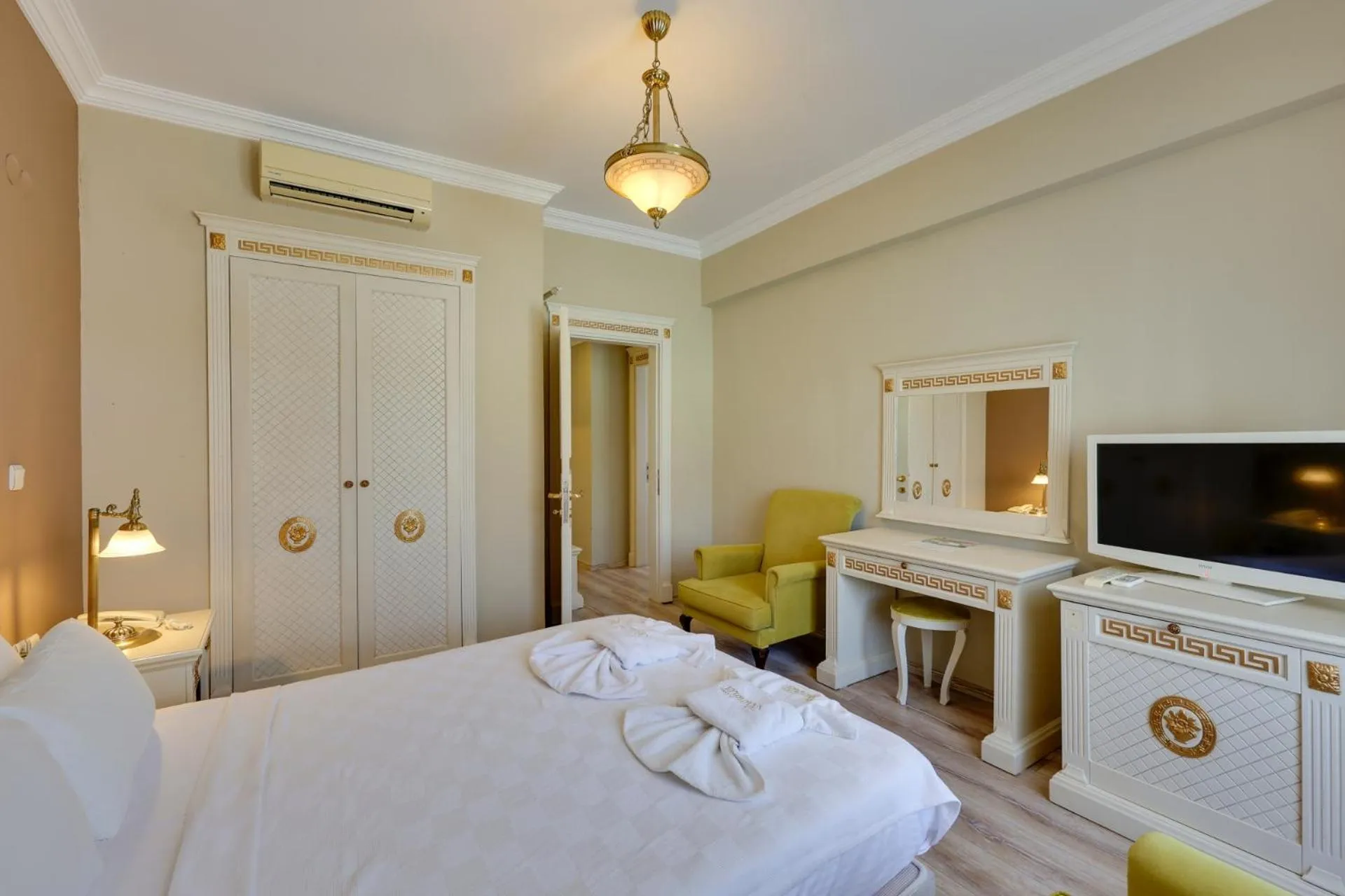 Photo of the whole room, Bed in Güre Saruhan Termal Otel