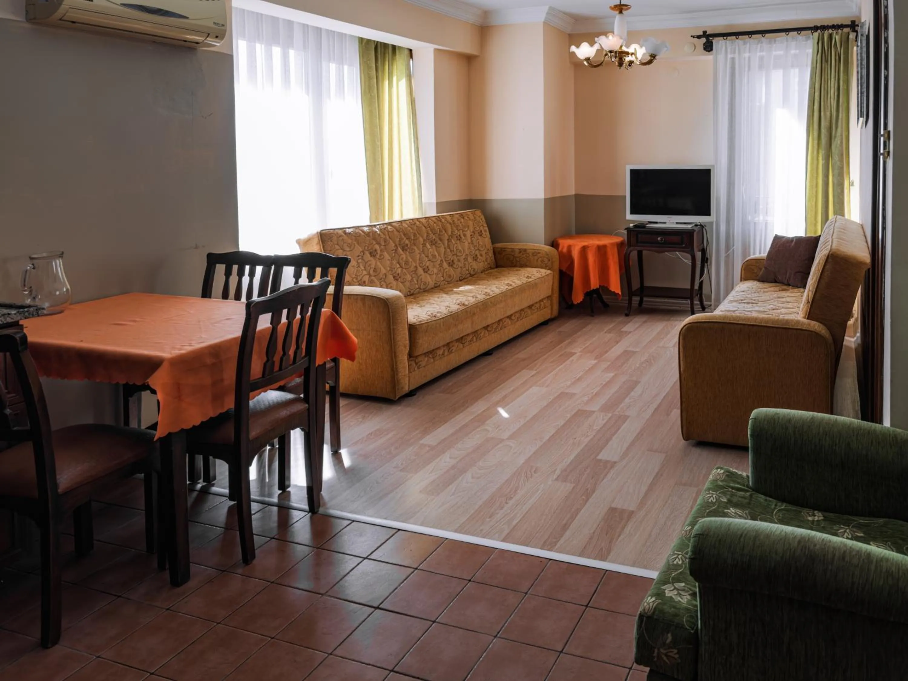 Communal lounge/ TV room in Güre Saruhan Termal Otel