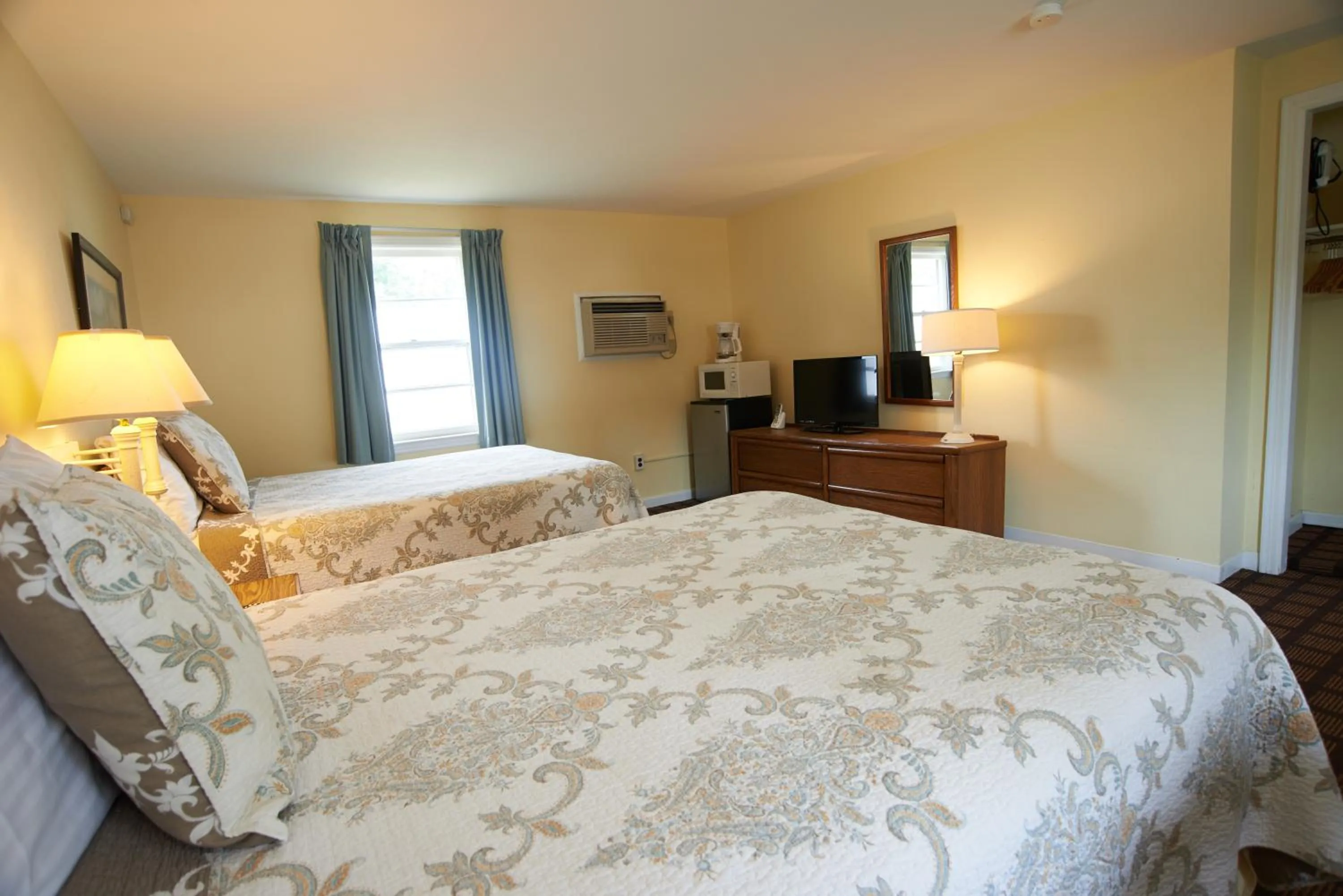 Photo of the whole room, Bed in Clinton Motel