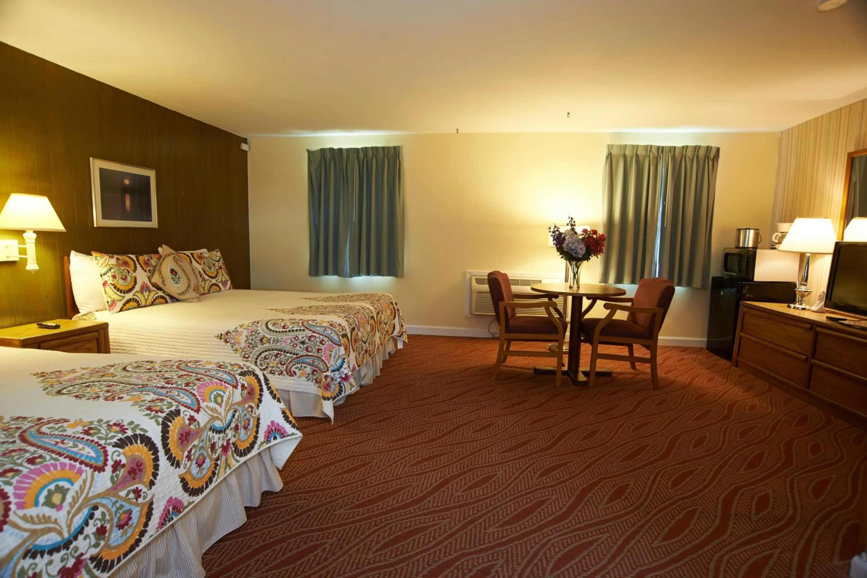 Photo of the whole room, Bed in Clinton Motel