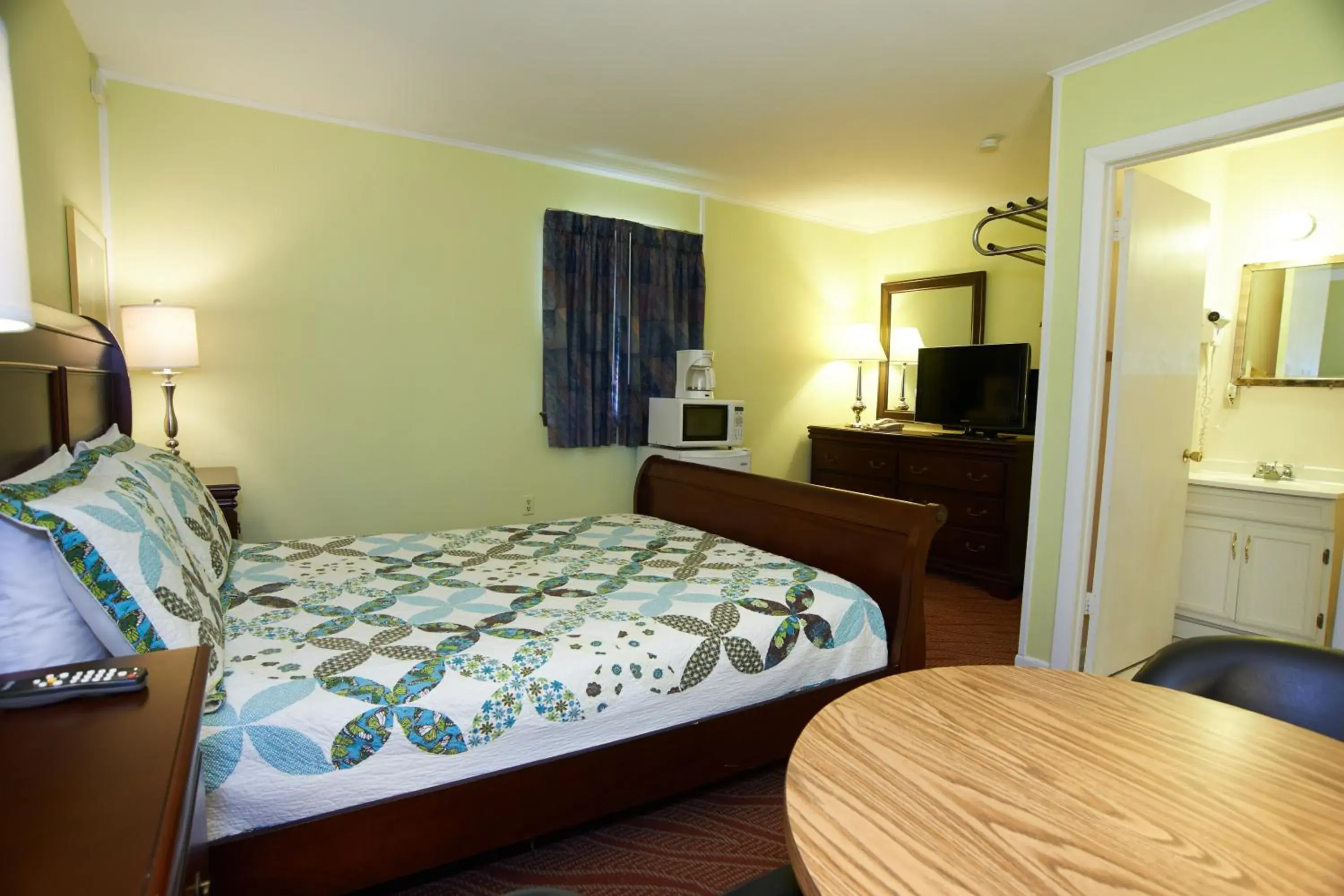 Queen Room in Clinton Motel Queen Room in Clinton Motel