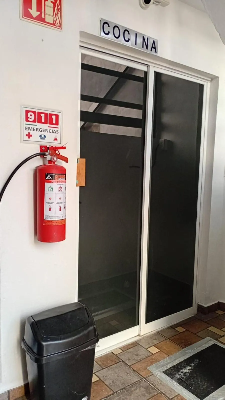 Kitchen or kitchenette in Hostal Maple